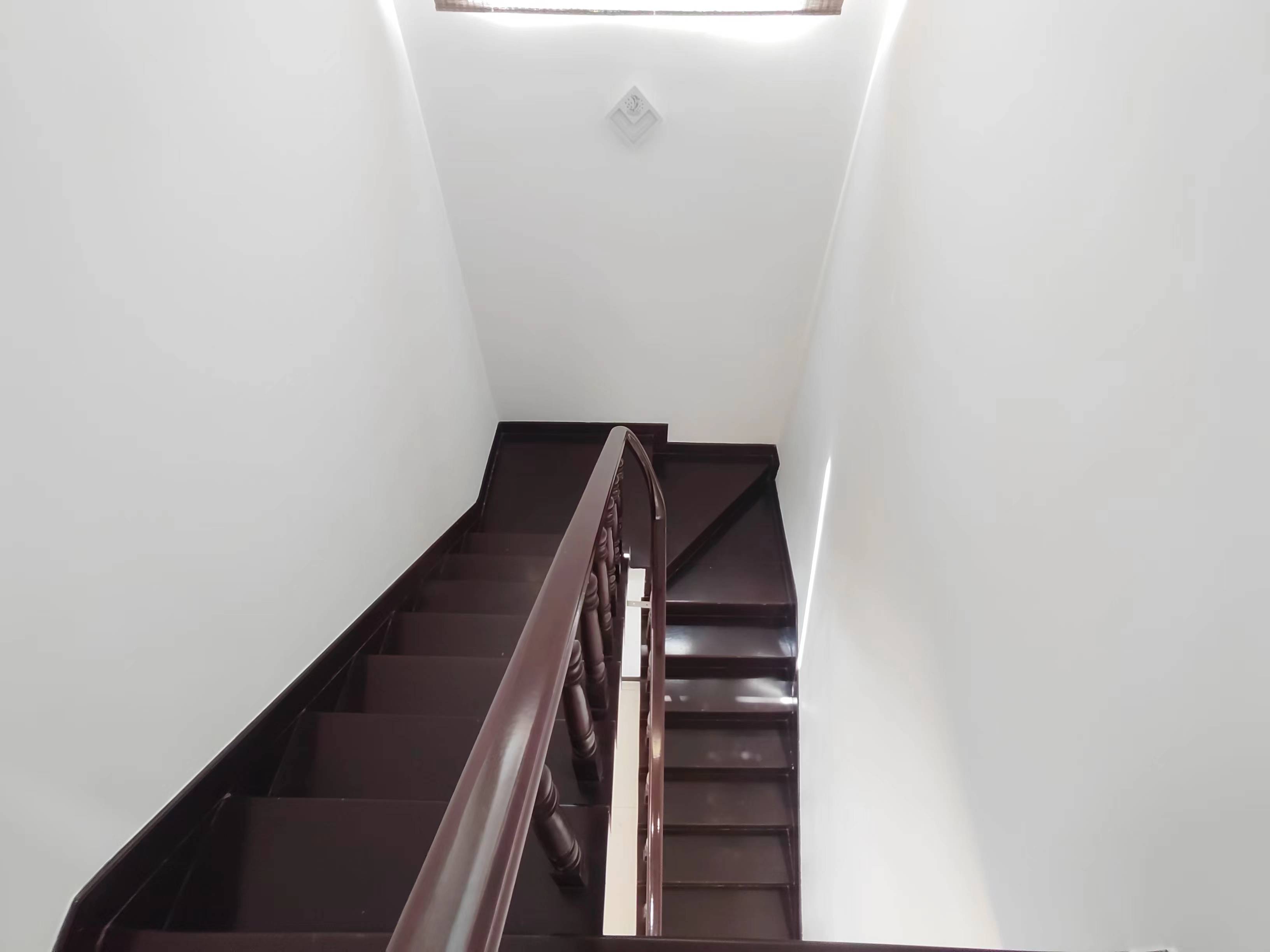 全景花园  5室2厅2卫    420.0万 全景花园  5室2厅2卫    420.0万室内图