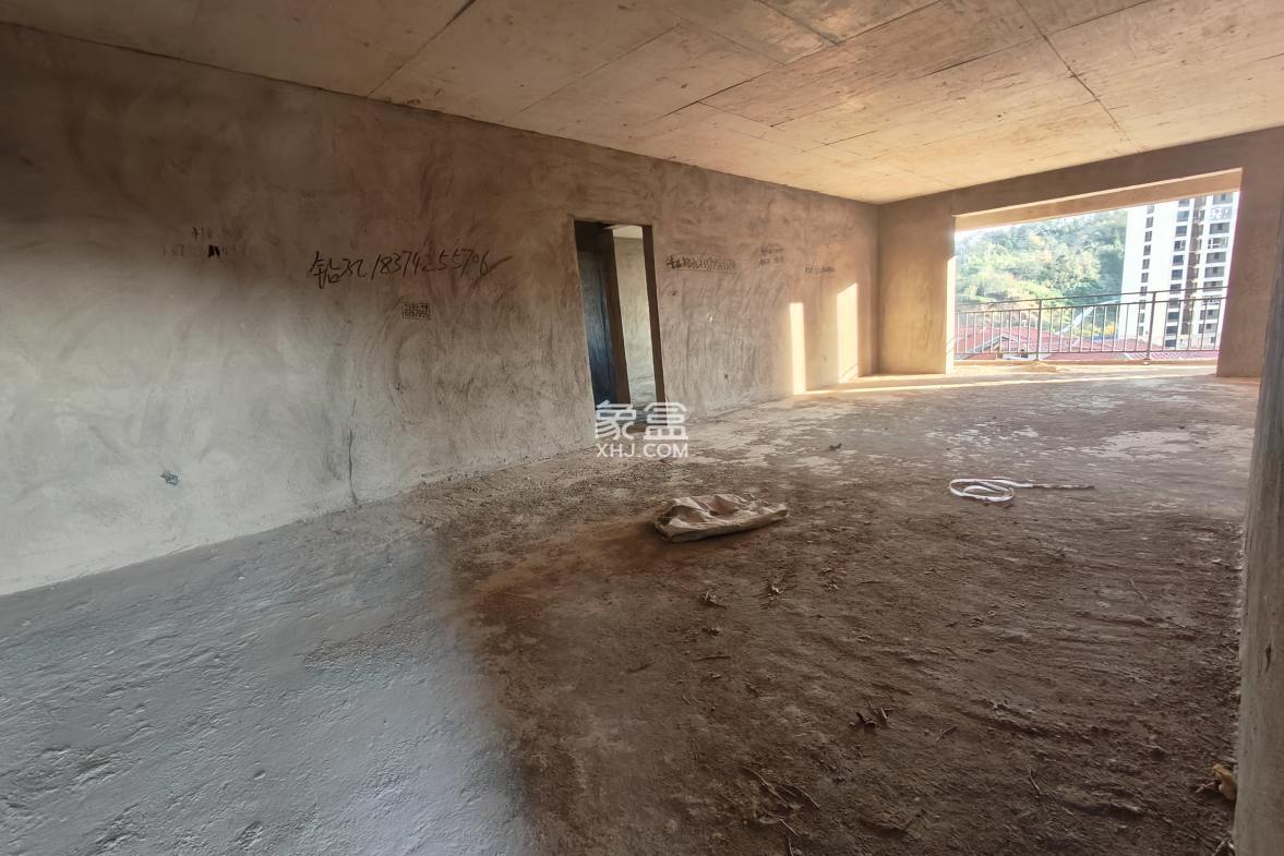 阳光时代 5室2厅2卫 120.0万 阳光时代 5室2厅2卫 120.0万客厅