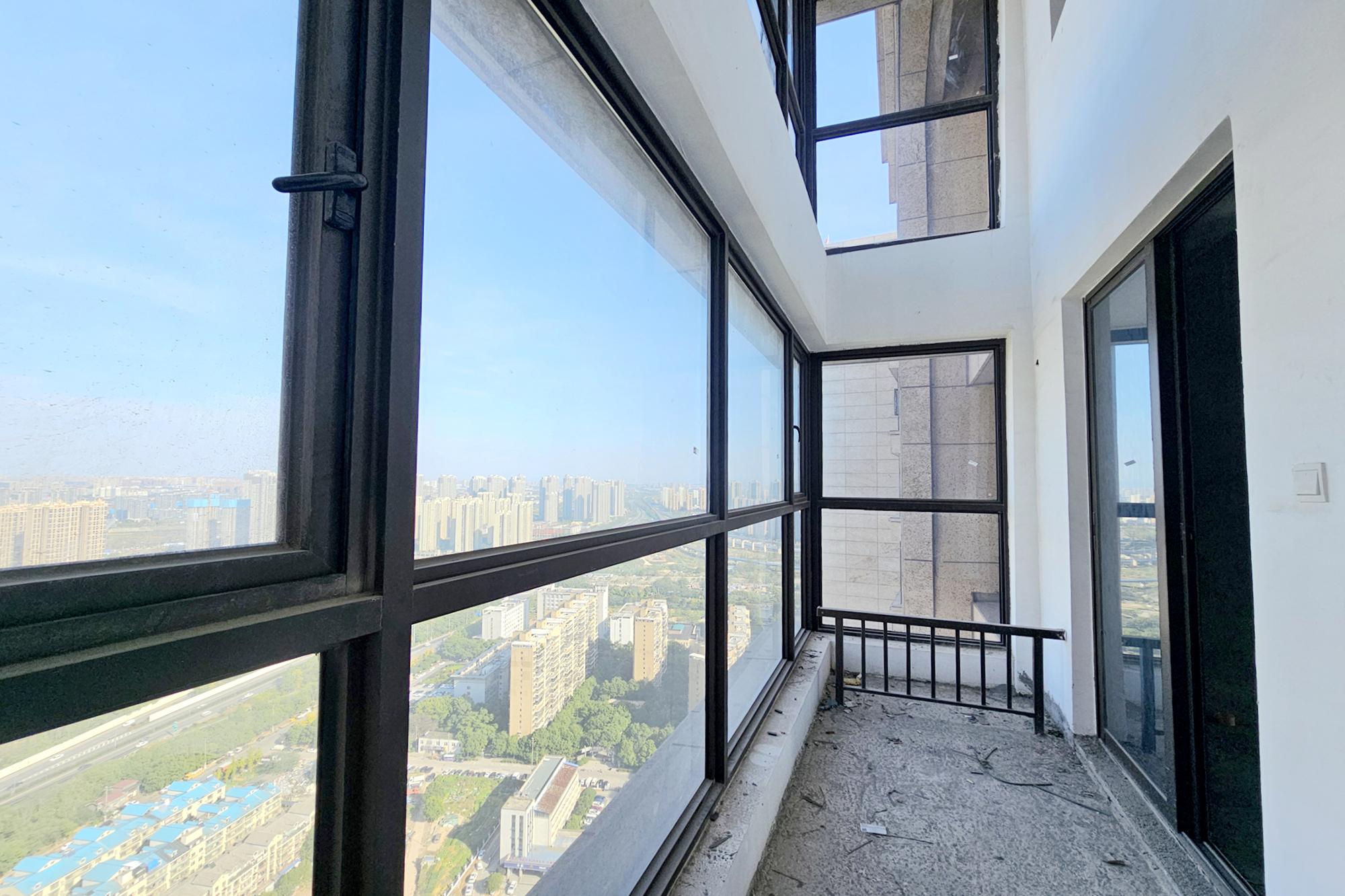 明昇壹城（明昇时代广场）二期  5室1厅1卫   363.00万阳台
