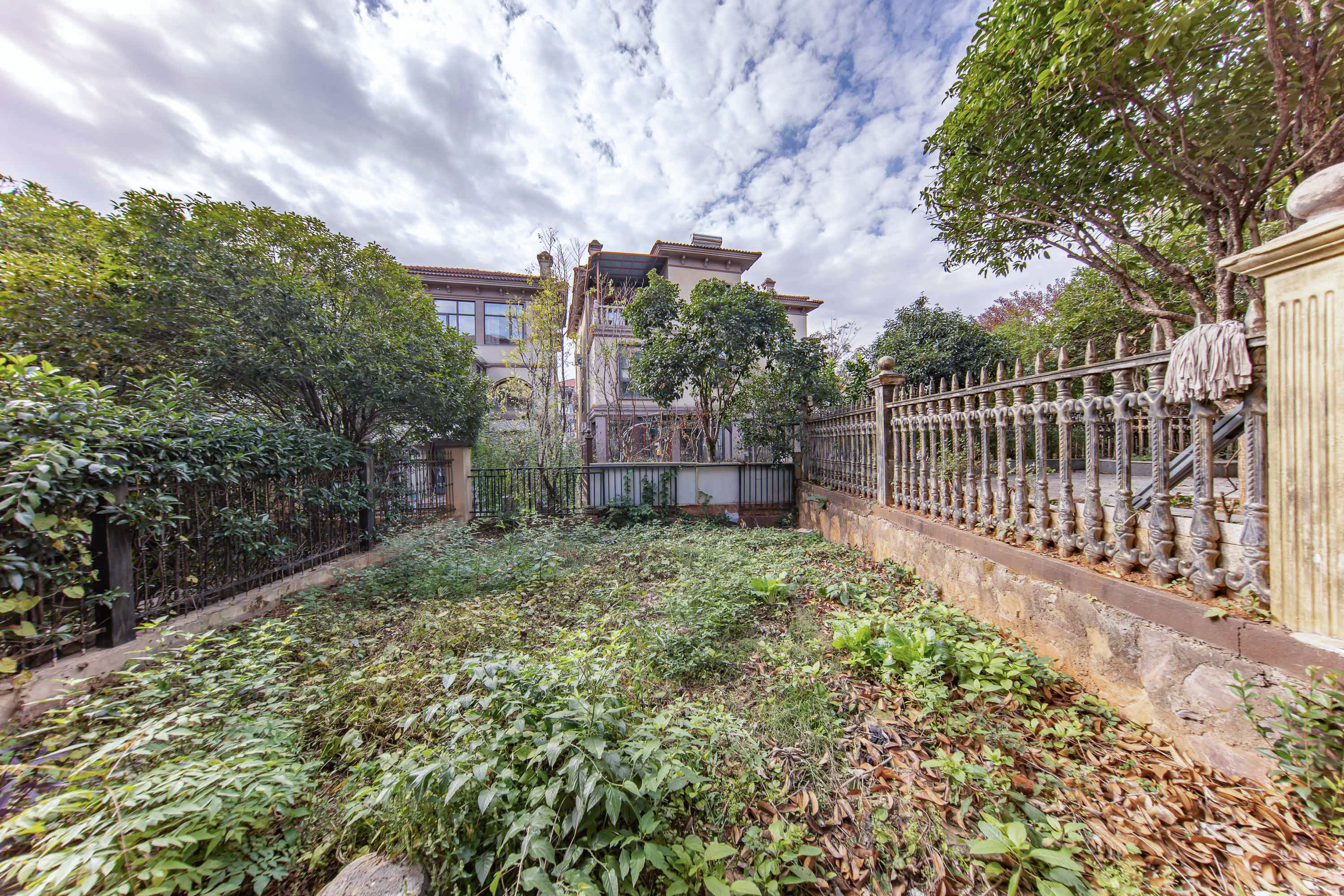 卓越麓山别墅(麓山峰境产权麓山花苑) 6室3厅3卫 468.0万 卓越麓山别墅(麓山峰境产权麓山花苑) 6室3厅3卫 468.0万其他