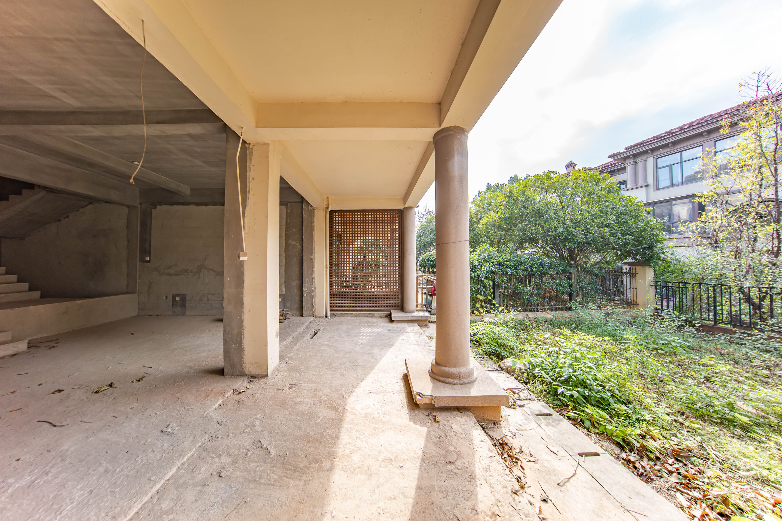 卓越麓山别墅(麓山峰境产权麓山花苑) 6室3厅3卫 468.0万 卓越麓山别墅(麓山峰境产权麓山花苑) 6室3厅3卫 468.0万阳台