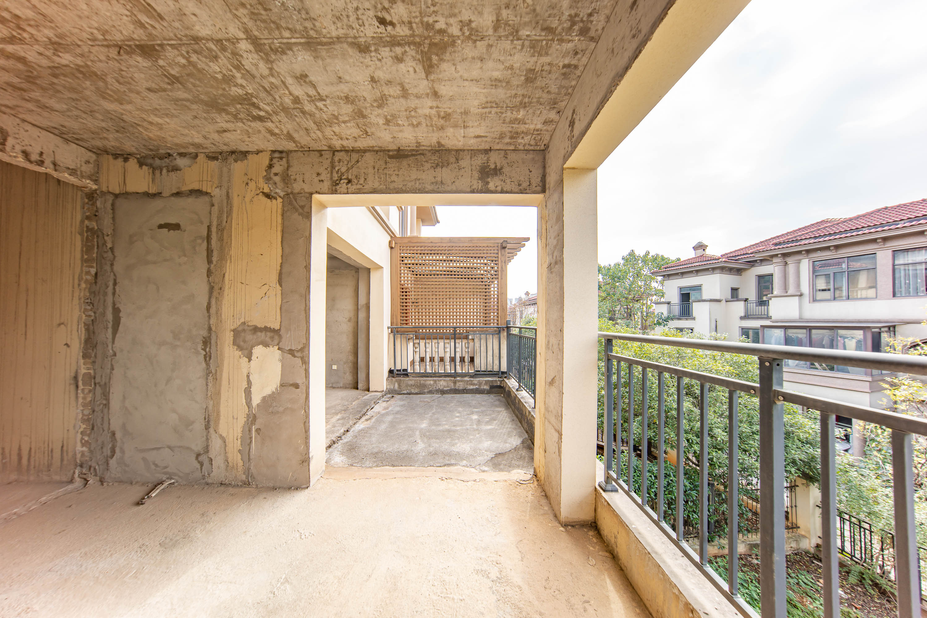 卓越麓山别墅(麓山峰境产权麓山花苑) 6室3厅3卫 468.0万 卓越麓山别墅(麓山峰境产权麓山花苑) 6室3厅3卫 468.0万阳台