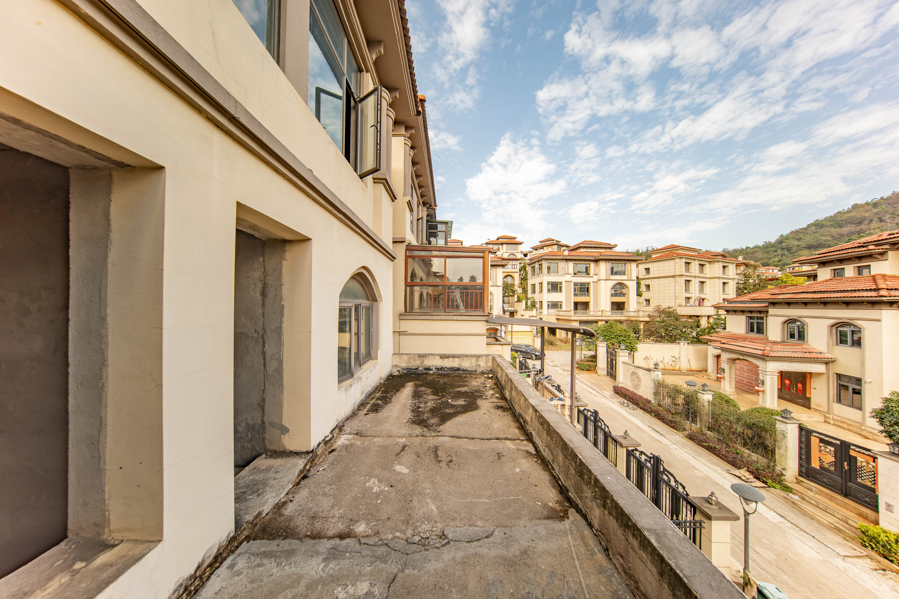 卓越麓山别墅(麓山峰境产权麓山花苑) 6室3厅3卫 468.0万 卓越麓山别墅(麓山峰境产权麓山花苑) 6室3厅3卫 468.0万阳台