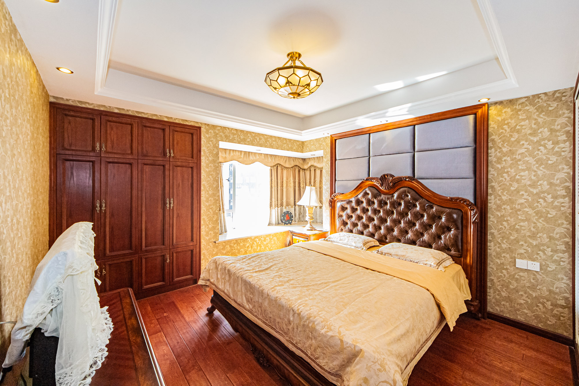 滨江君悦香邸  3室2厅2卫    178.0万卧室