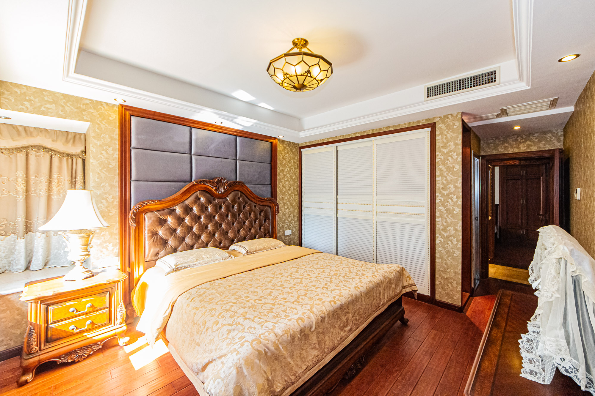 滨江君悦香邸  3室2厅2卫    178.0万卧室