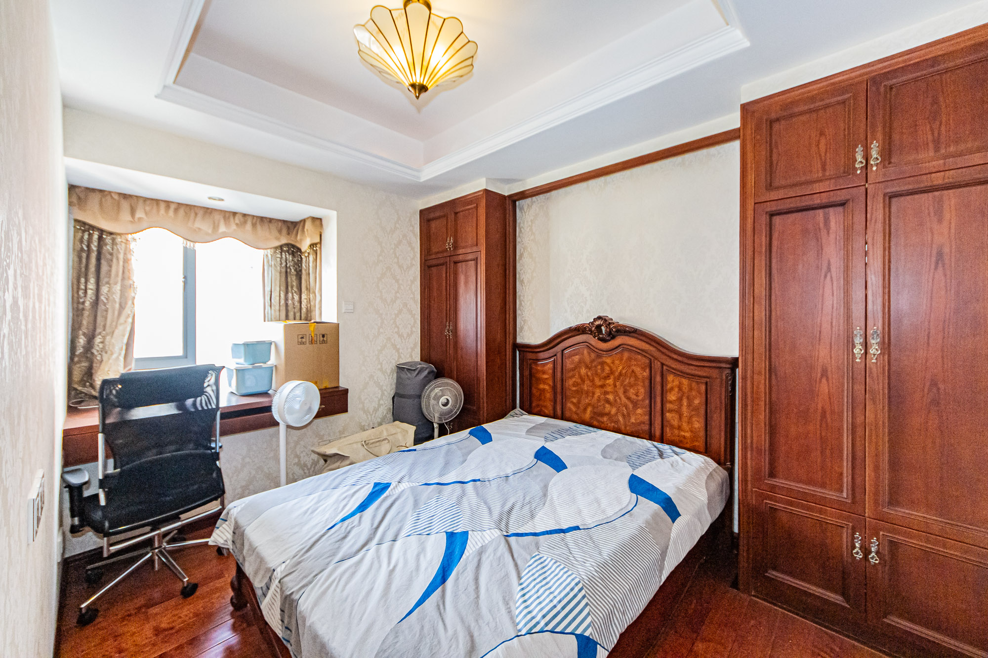 滨江君悦香邸  3室2厅2卫    178.0万卧室