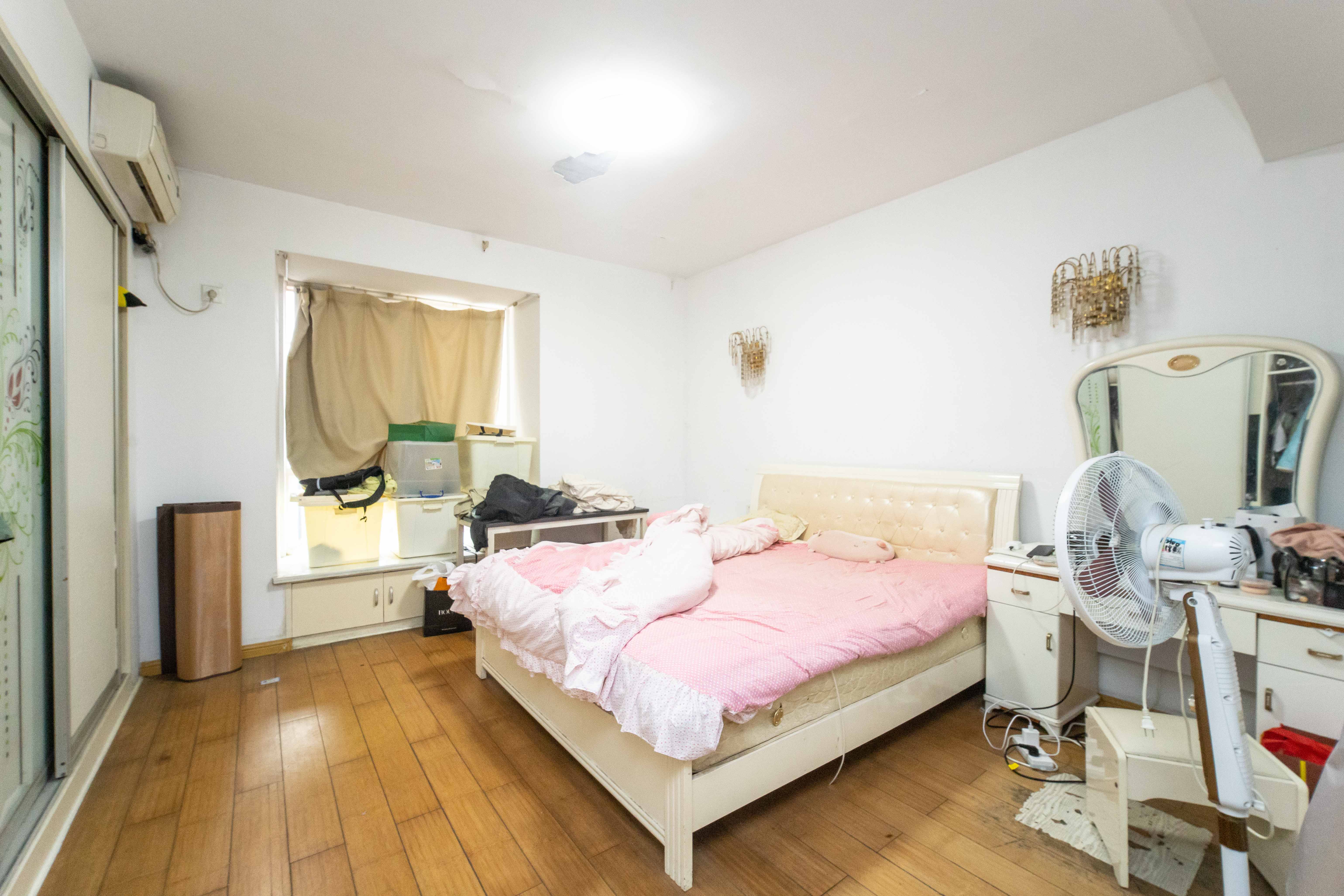 山水华景  3室2厅2卫   120.00万卧室
