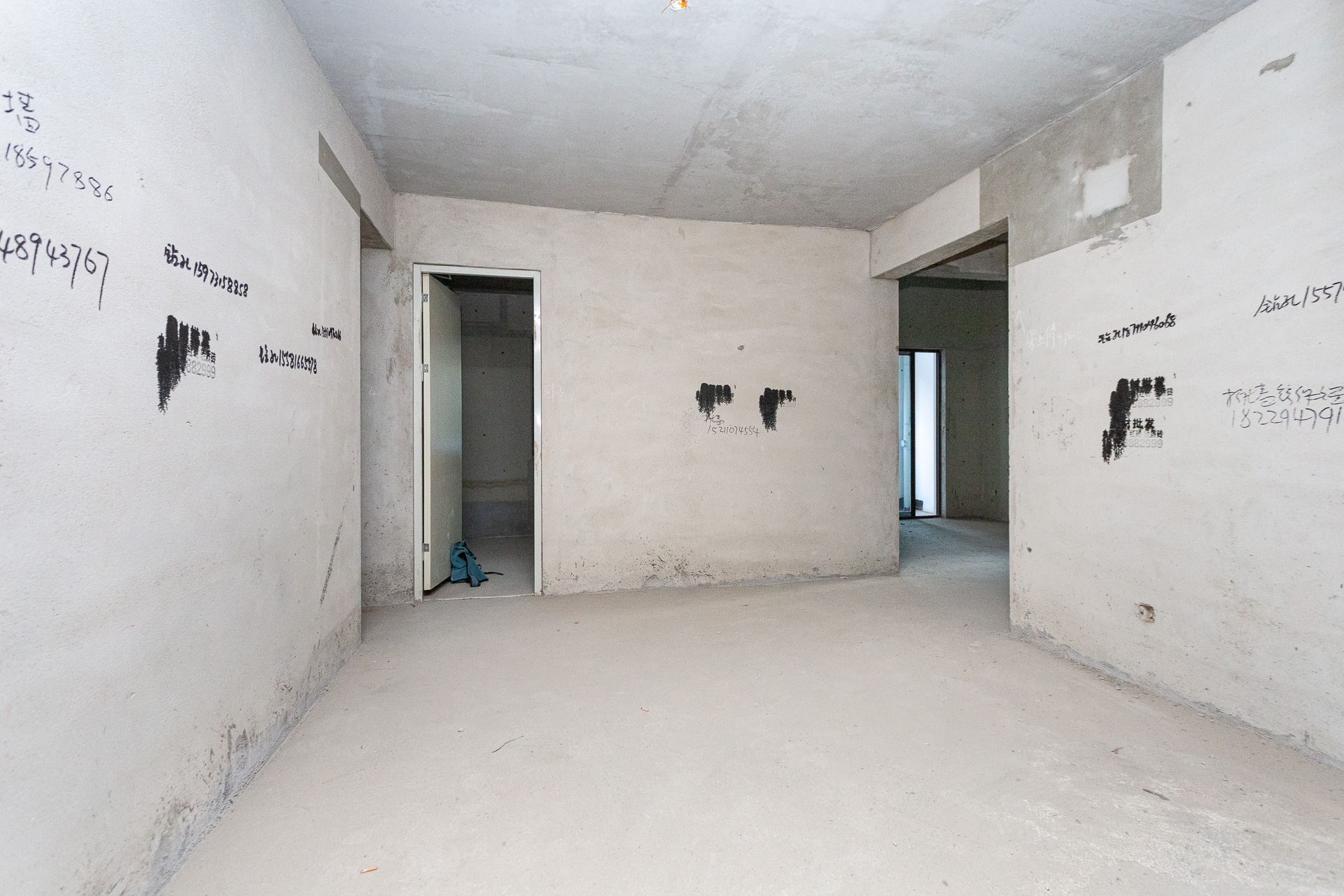 润和湘江天地C区  4室2厅2卫    188.0万客厅