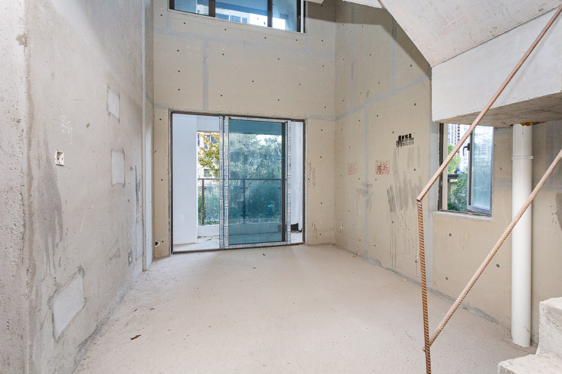 润和湘江天地C区  4室2厅2卫    188.0万客厅