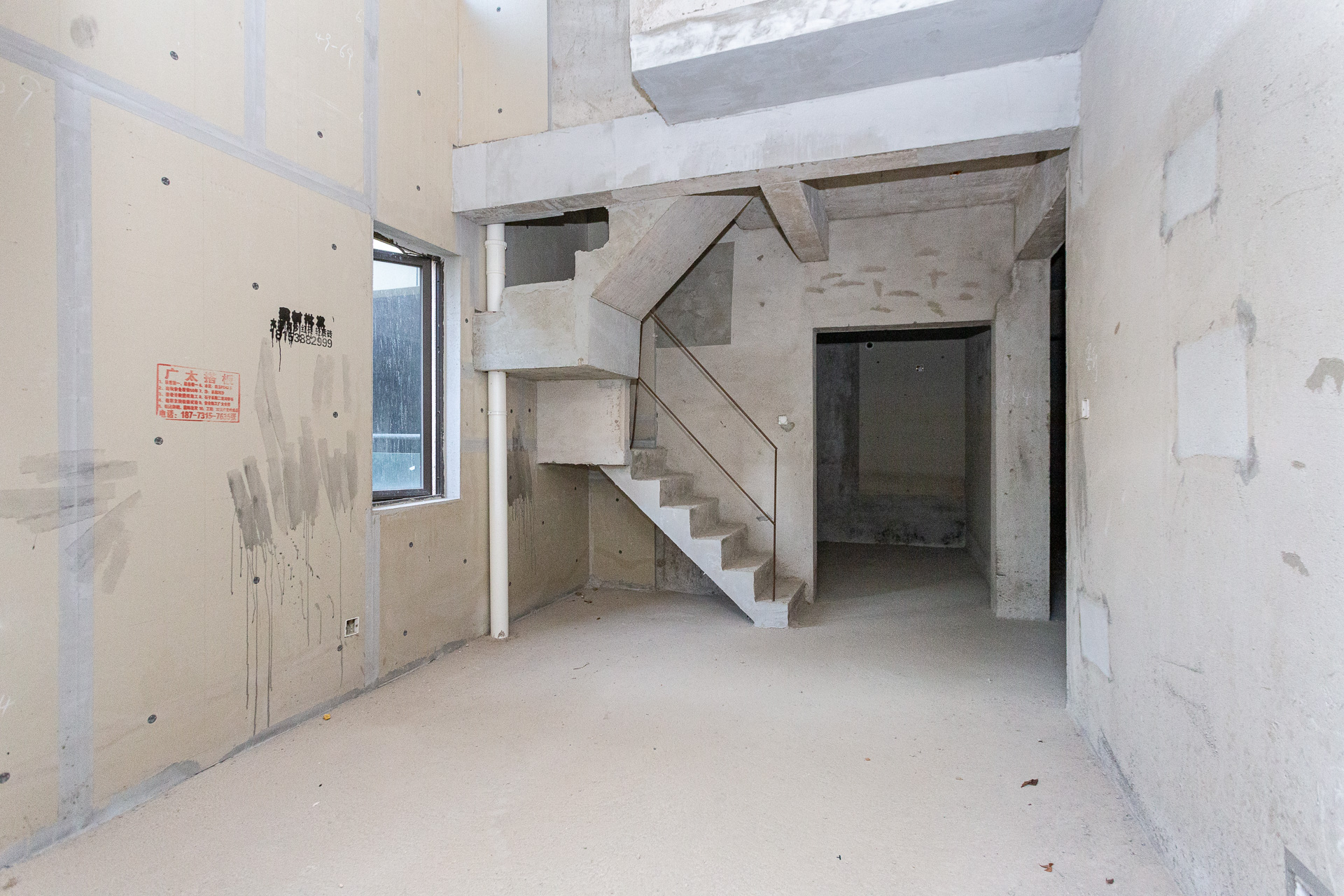 润和湘江天地C区  4室2厅2卫    188.0万客厅