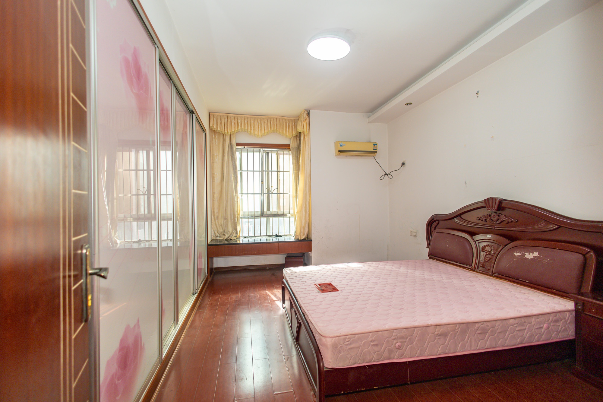 楚天馨苑  4室2厅2卫    72.8万 楚天馨苑  4室2厅2卫    72.8万卧室