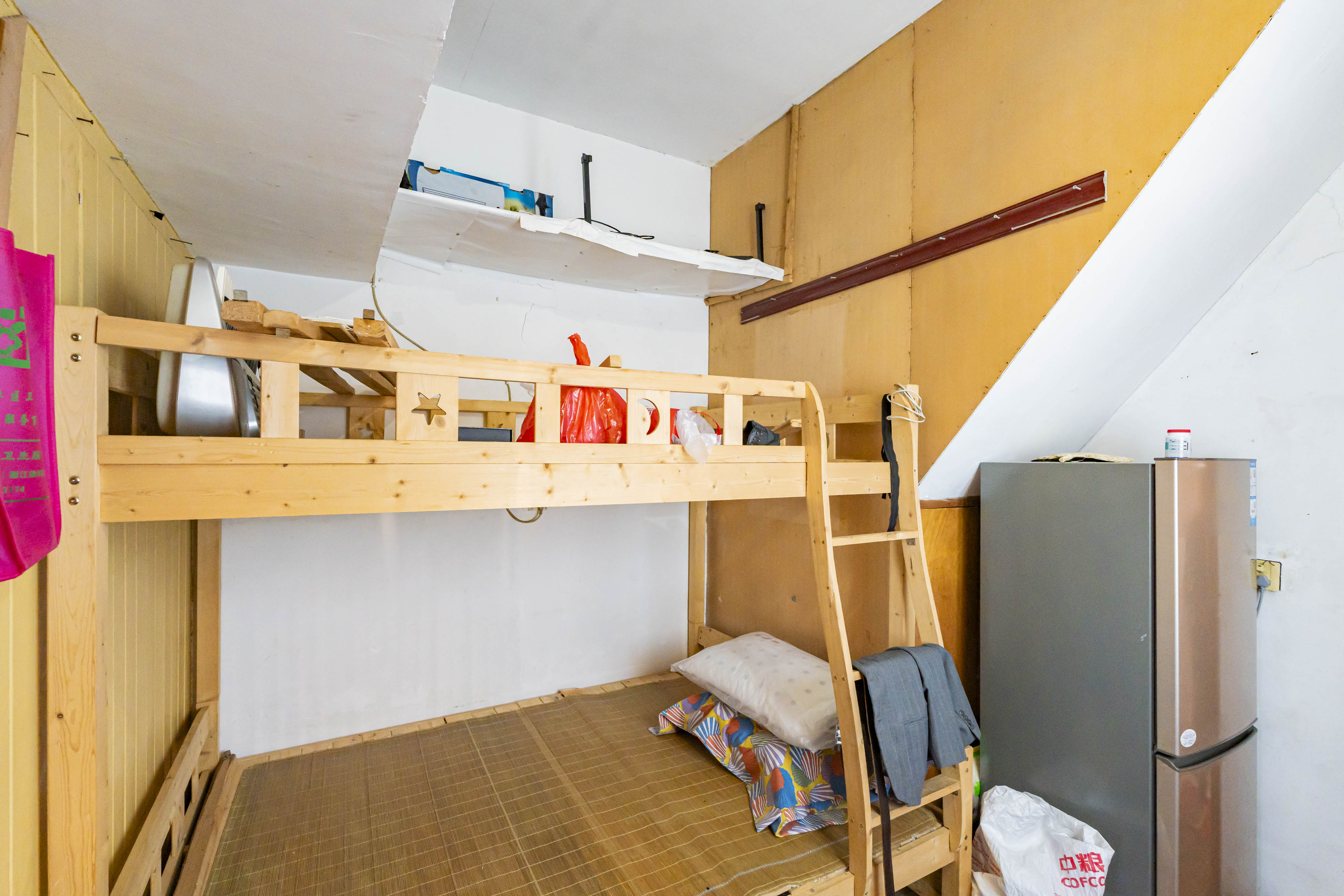 东风路汽电宿舍  2室1厅1卫   30.00万卧室