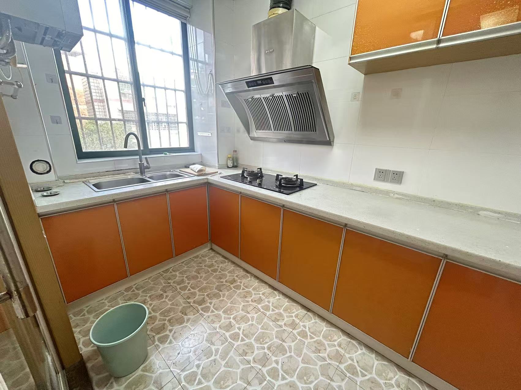 香槟花苑 3室2厅2卫 1500.00元/月 香槟花苑 3室2厅2卫 1500.00元/月室内图