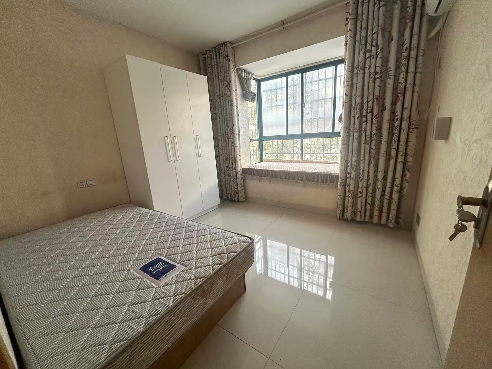 香槟花苑 3室2厅2卫 1500.00元/月 香槟花苑 3室2厅2卫 1500.00元/月室内图