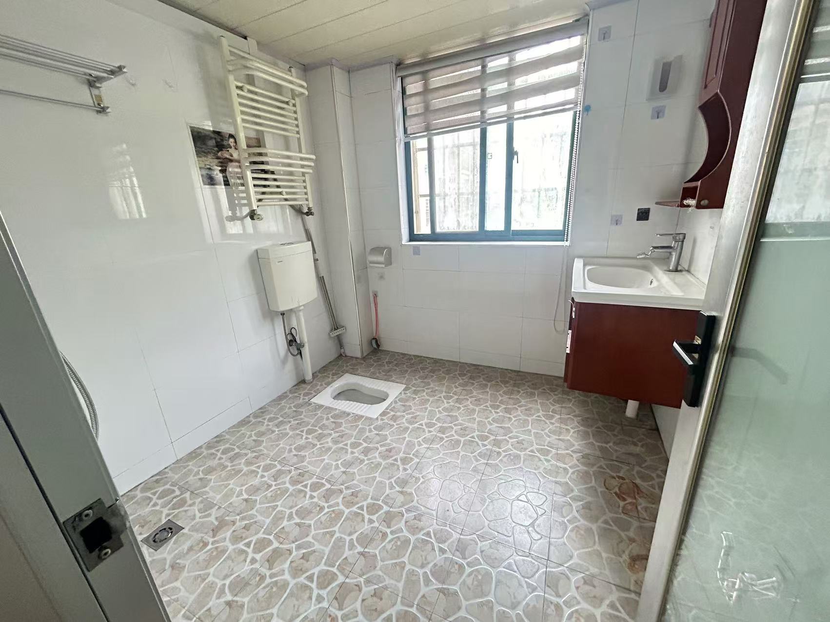 香槟花苑 3室2厅2卫 1500.00元/月 香槟花苑 3室2厅2卫 1500.00元/月室内图