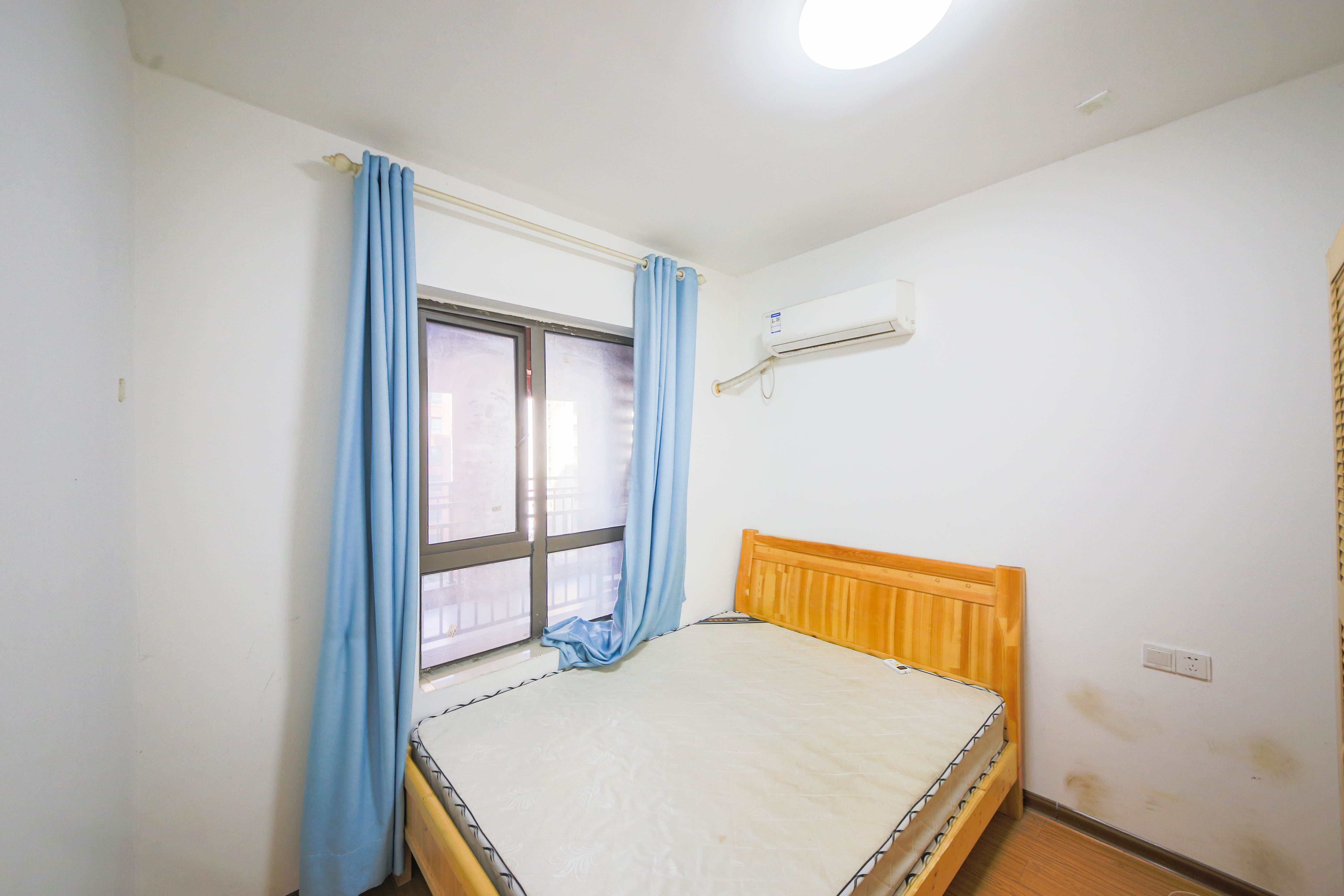 润屋美院  3室2厅1卫   100.00万卧室
