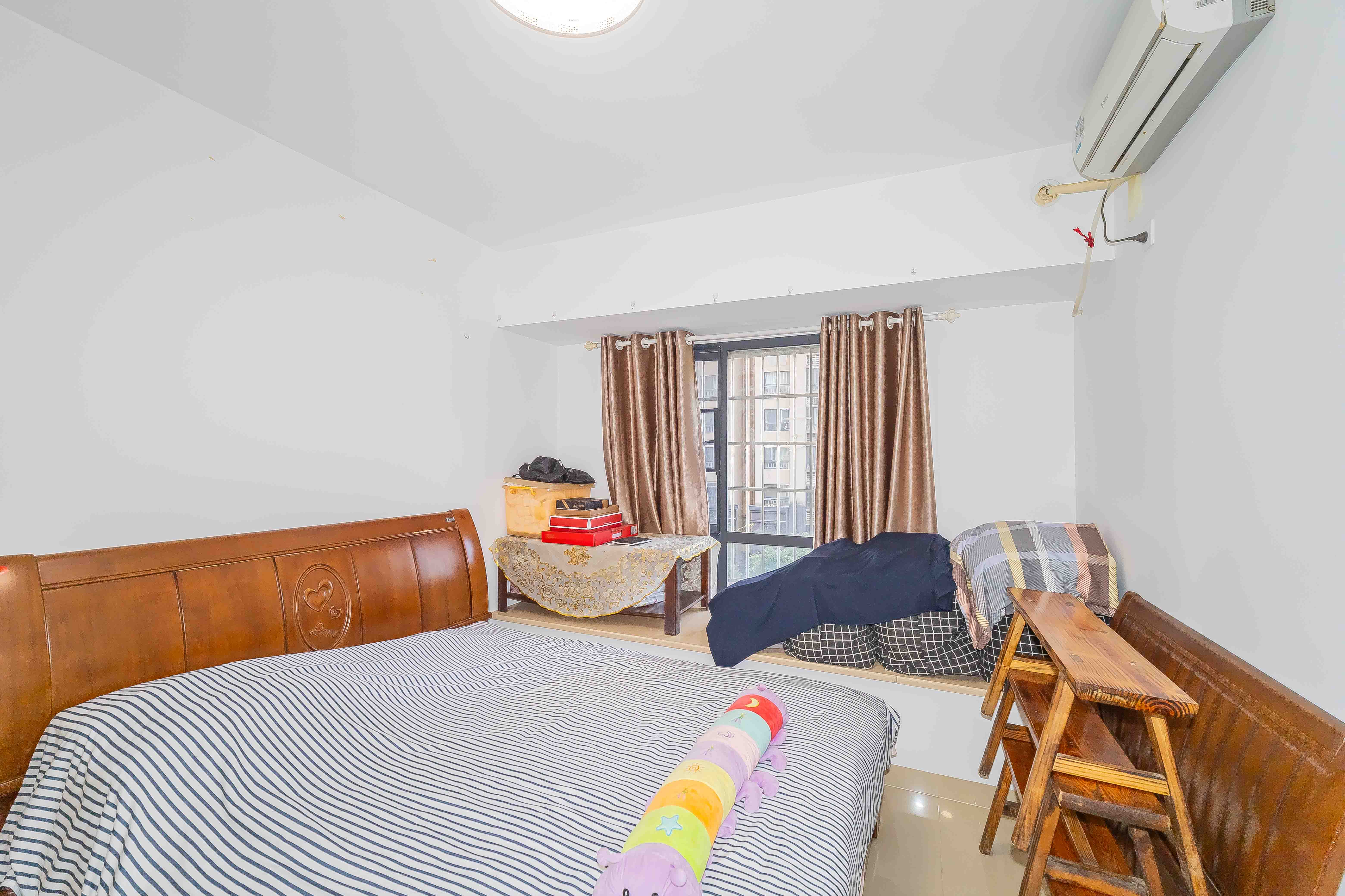 香樟兰亭(朗峰苑) 4室2厅1卫 82.0万 香樟兰亭(朗峰苑) 4室2厅1卫 82.0万卧室