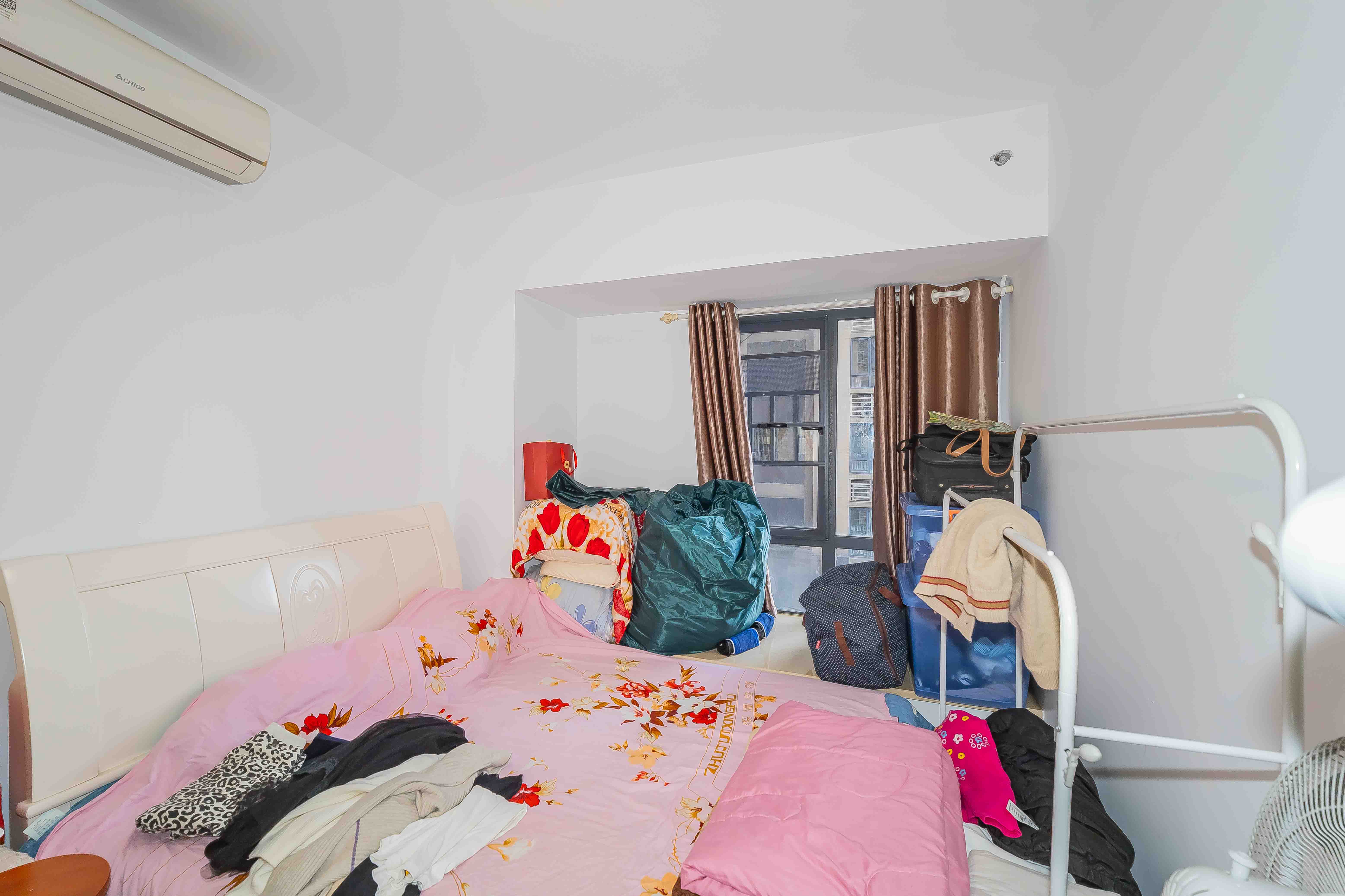 香樟兰亭(朗峰苑) 4室2厅1卫 82.0万 香樟兰亭(朗峰苑) 4室2厅1卫 82.0万卧室