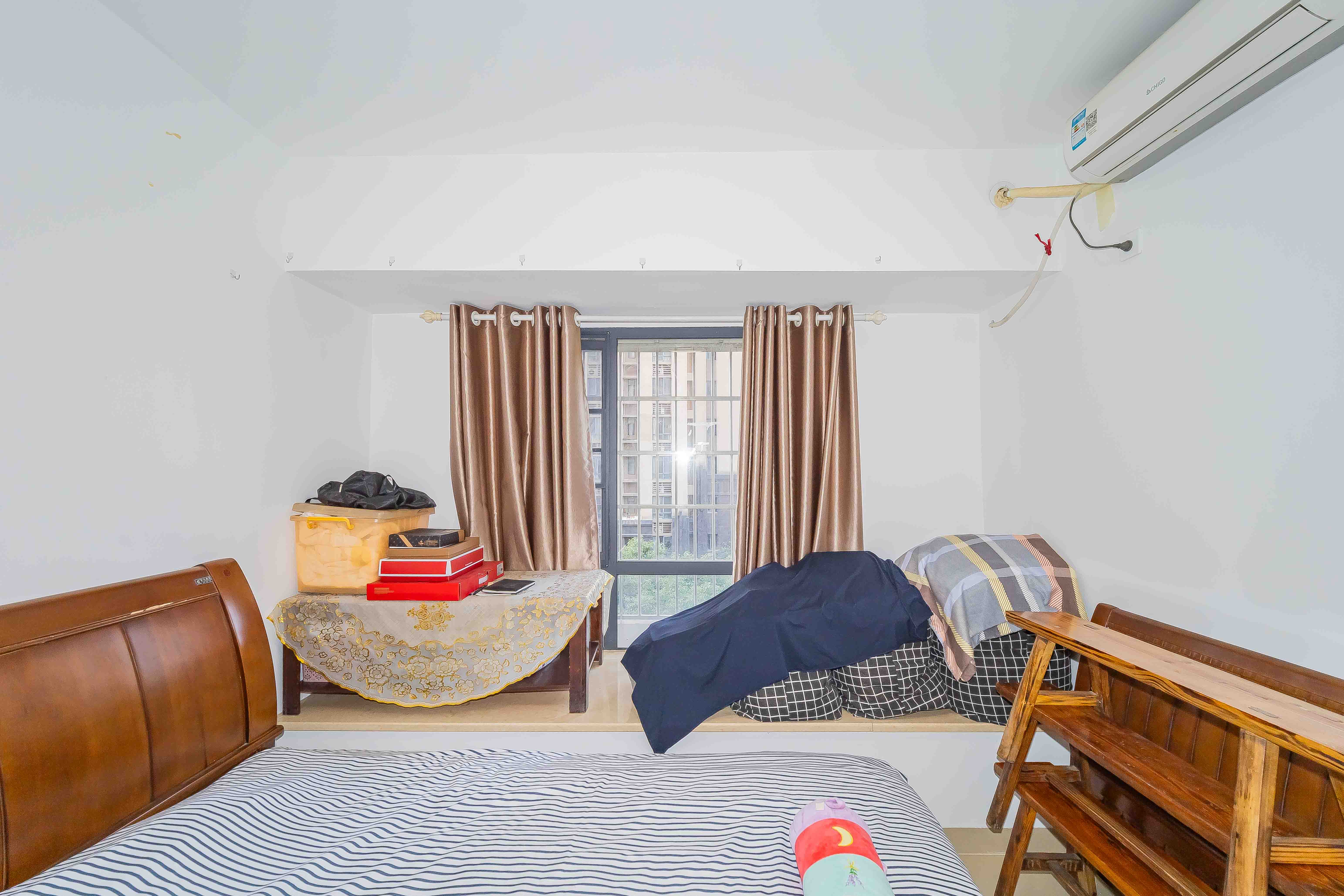 香樟兰亭(朗峰苑) 4室2厅1卫 82.0万 香樟兰亭(朗峰苑) 4室2厅1卫 82.0万卧室