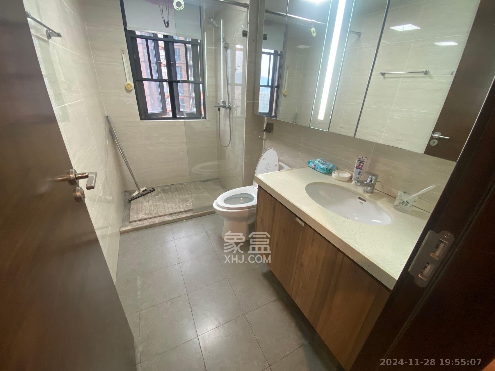 荣泰广场 3室2厅1卫 2600.0元/月 荣泰广场 3室2厅1卫 2600.0元/月室内图