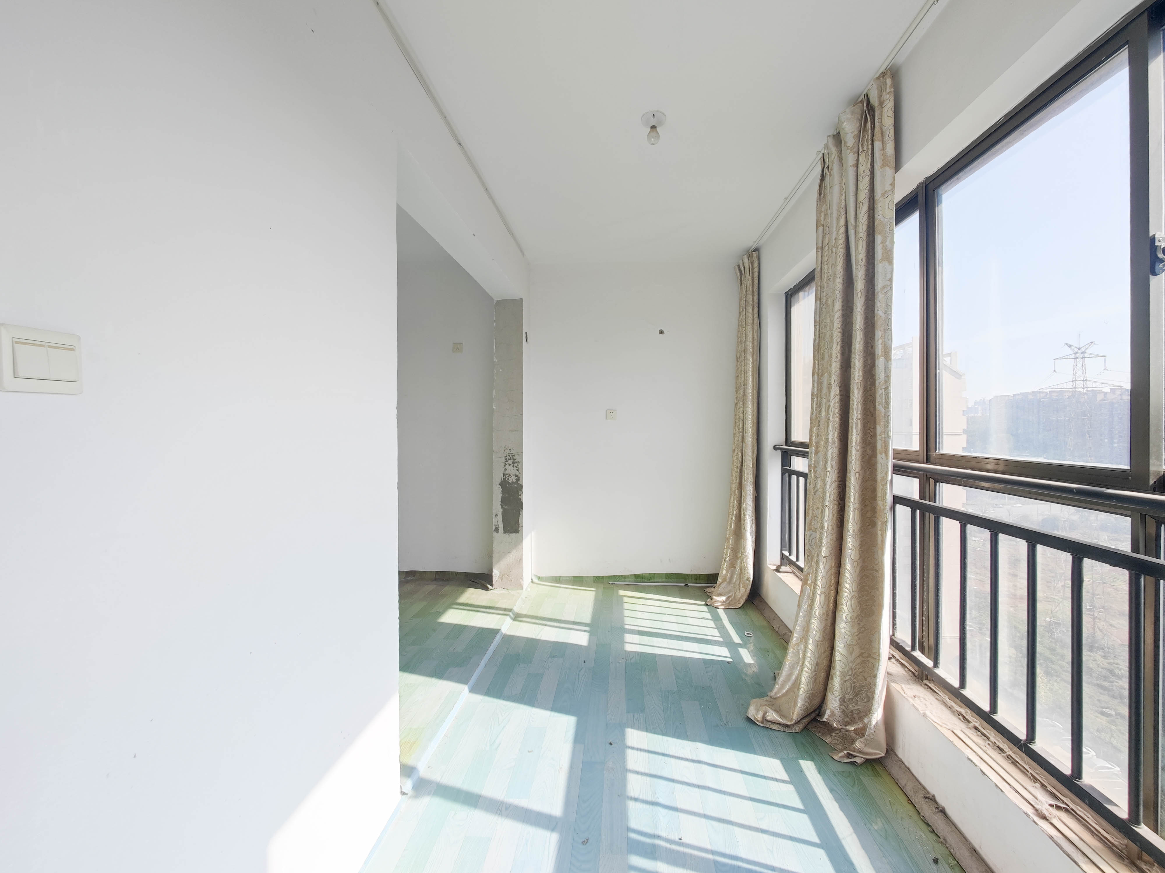 中天瑞景  5室2厅2卫   188.00万阳台