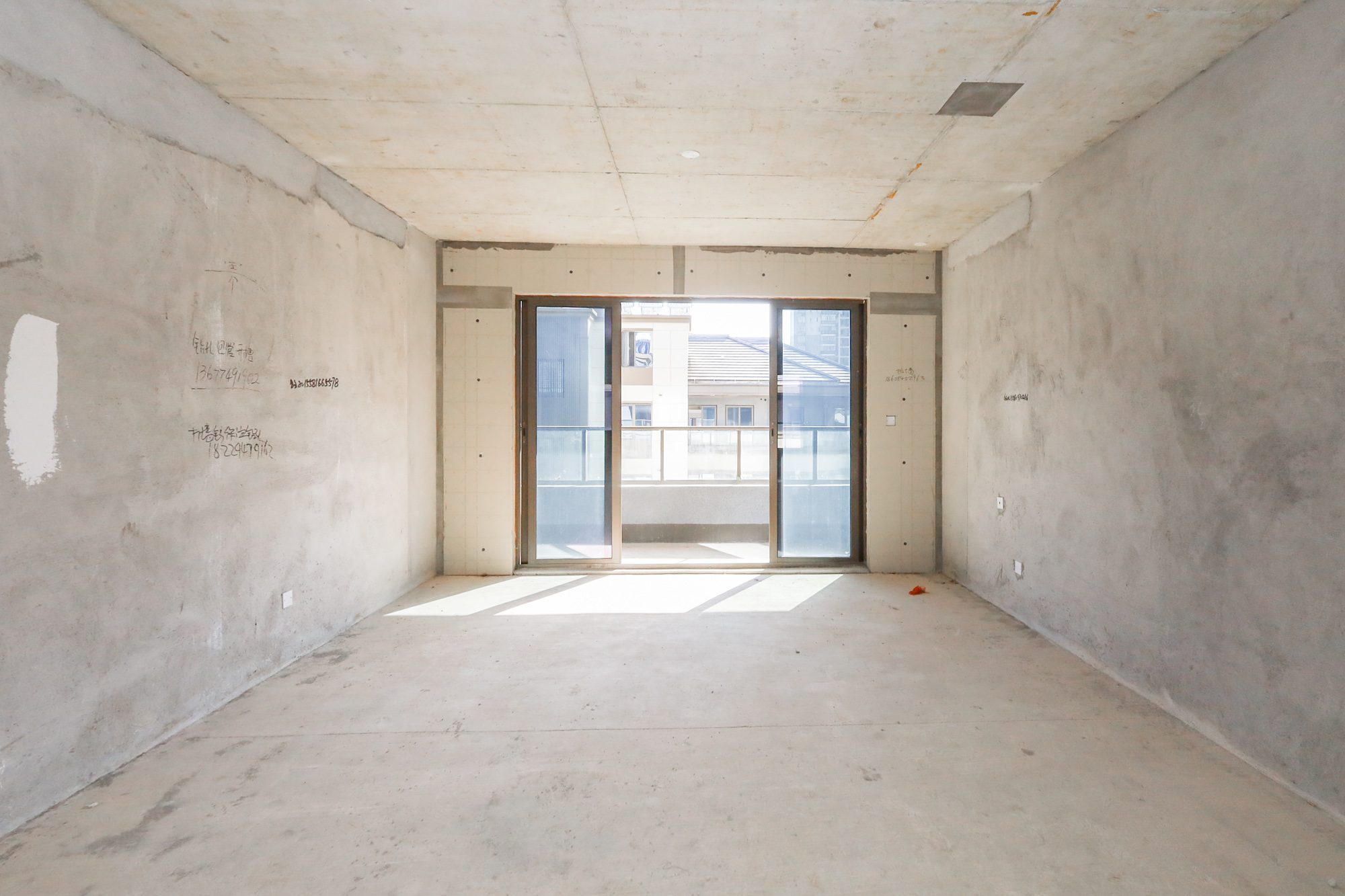 正荣滨江紫阙台 5室2厅3卫 368.0万 正荣滨江紫阙台 5室2厅3卫 368.0万客厅