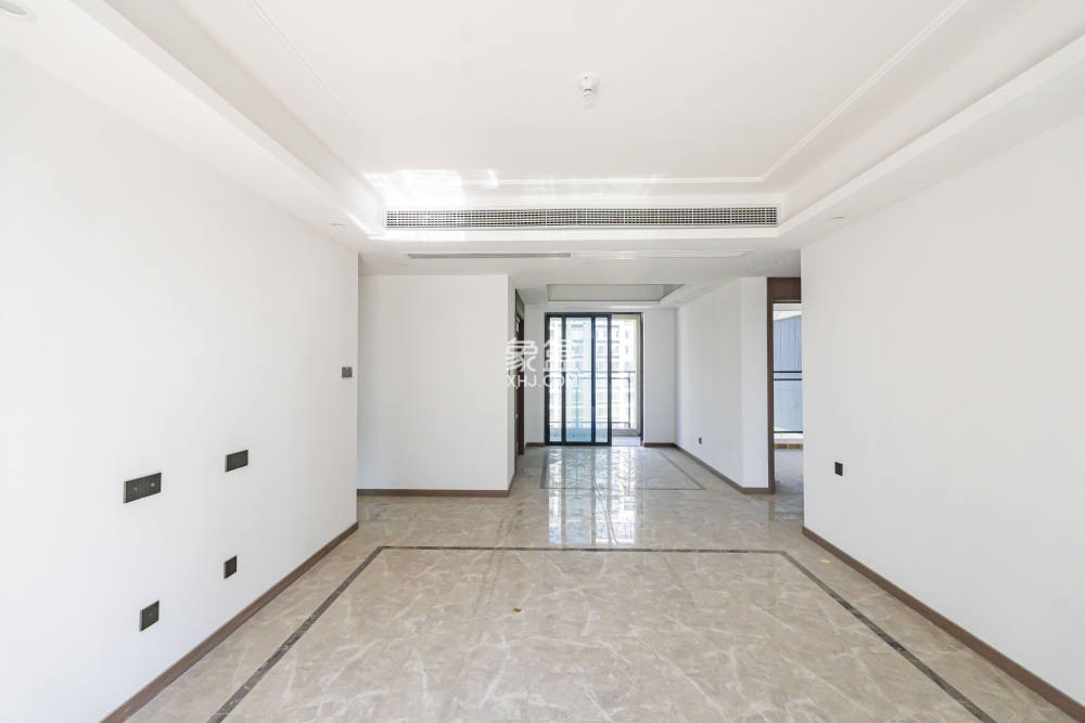 绿地V岛  4室2厅2卫    180.0万