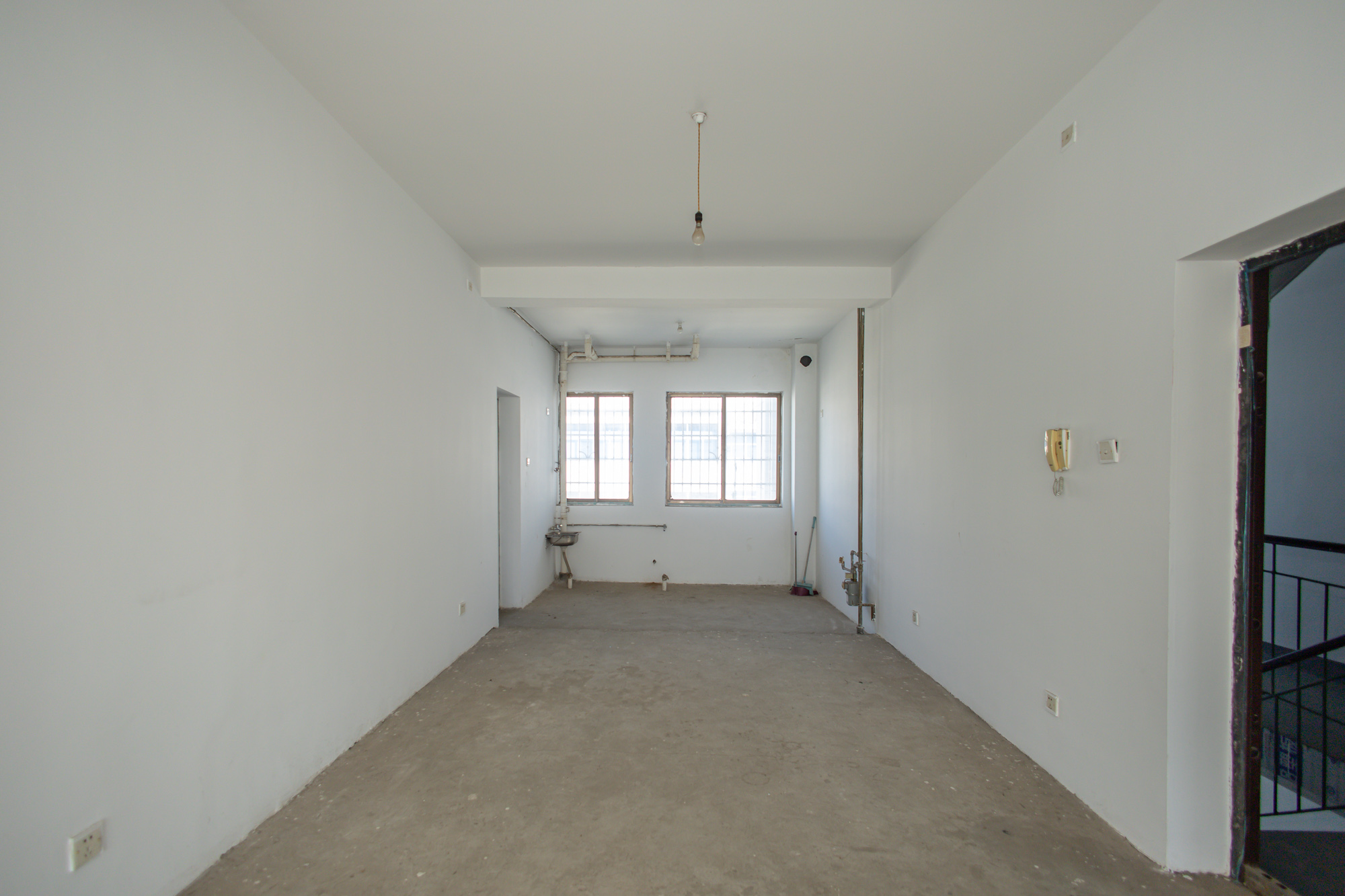 荣贵小区  4室2厅2卫    85.0万其他