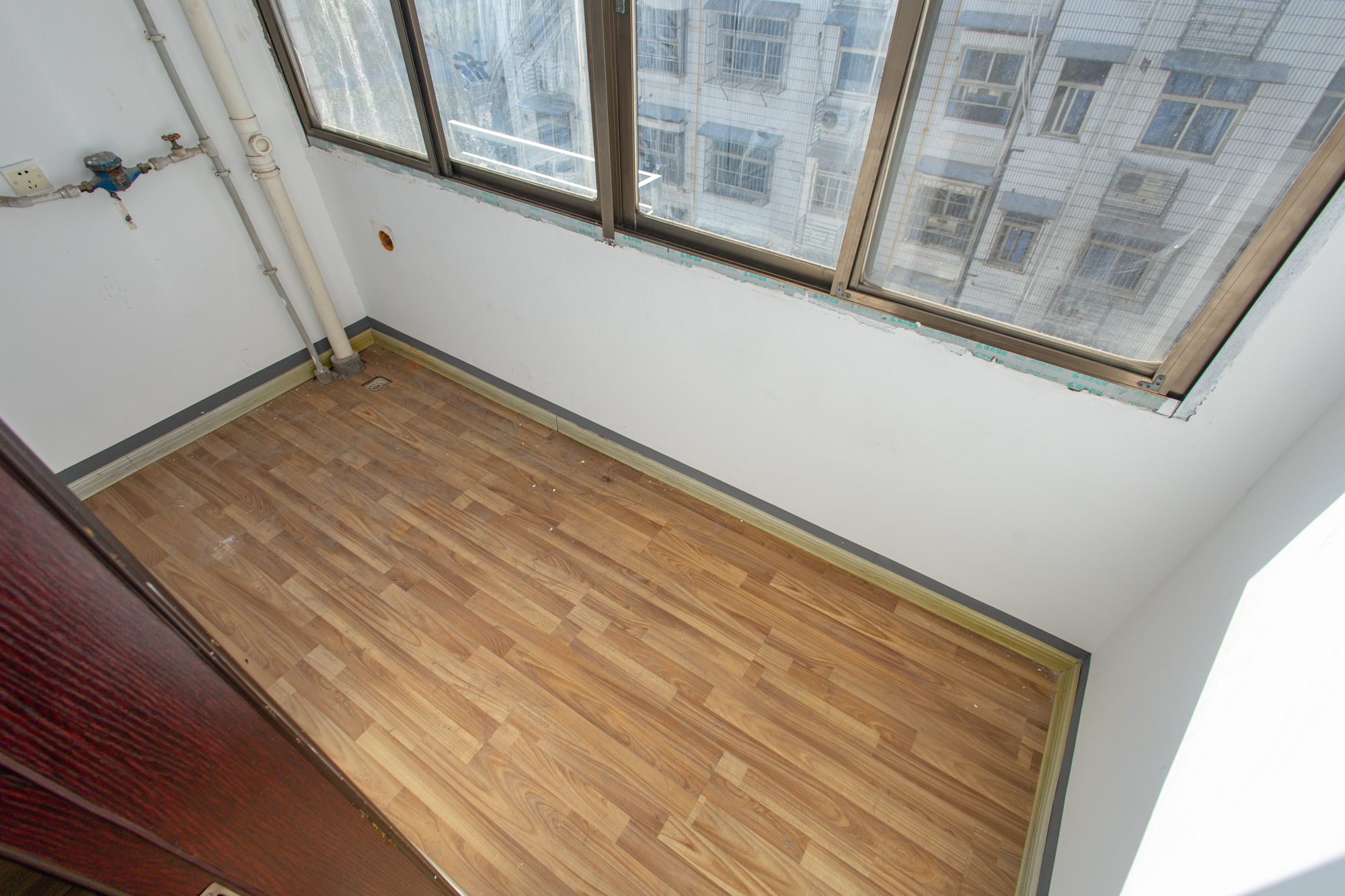 荣贵小区  4室2厅2卫    85.0万阳台