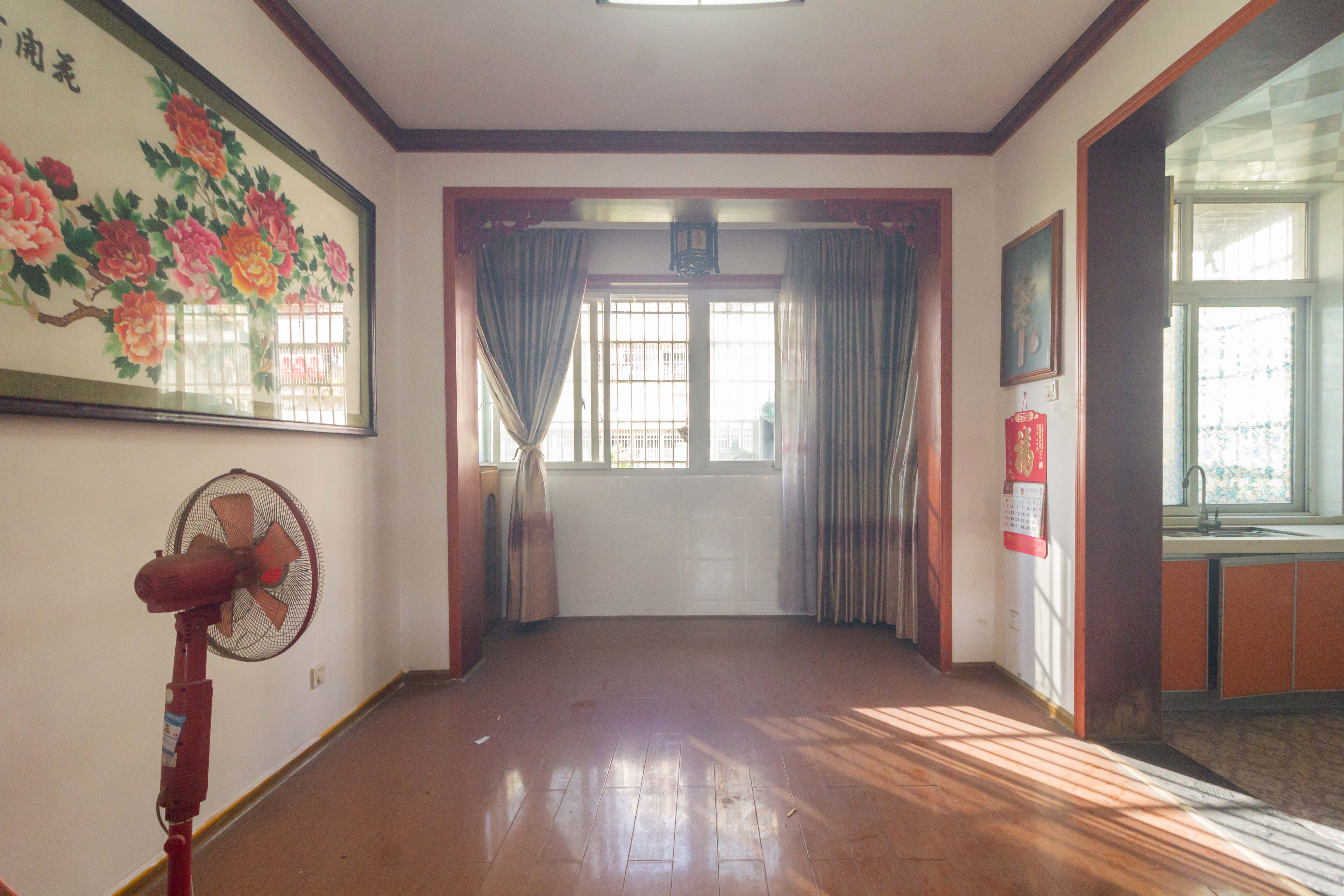 教师新村  4室2厅2卫    100.0万厨房