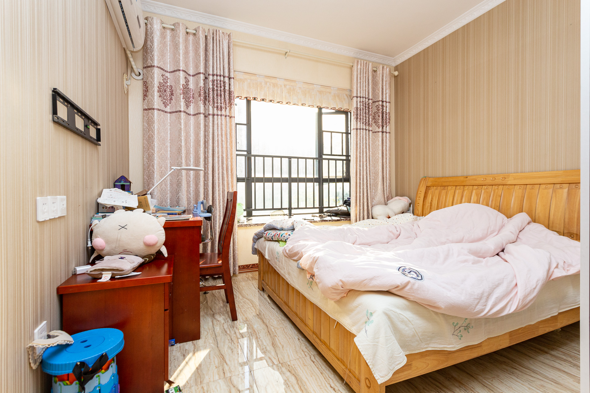 名家翡翠花园  2室2厅1卫    68.0万卧室