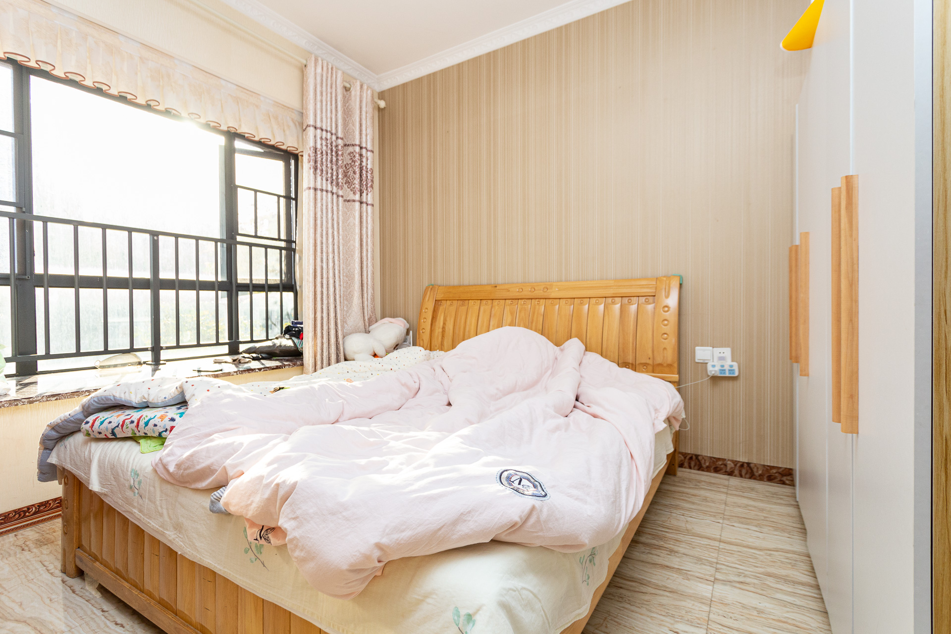 名家翡翠花园  2室2厅1卫    68.0万卧室