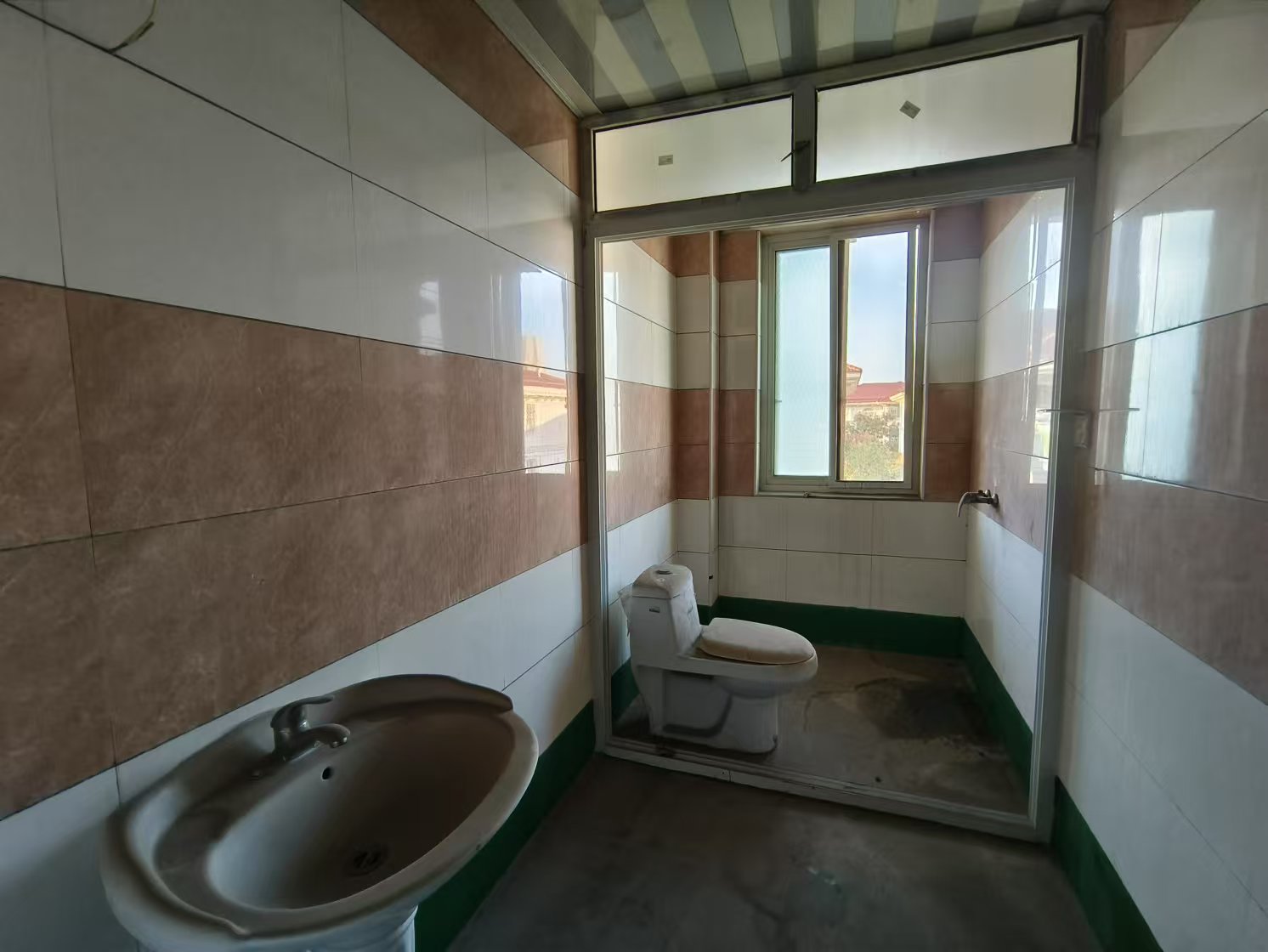 精锐华府(精锐华庭) 4室2厅2卫 32.0万 精锐华府(精锐华庭) 4室2厅2卫 32.0万室内图