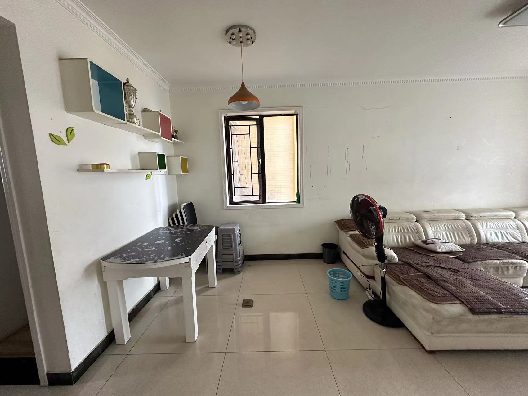 欧莱雅郡 3室2厅1卫 2500.0元/月 欧莱雅郡 3室2厅1卫 2500.0元/月室内图