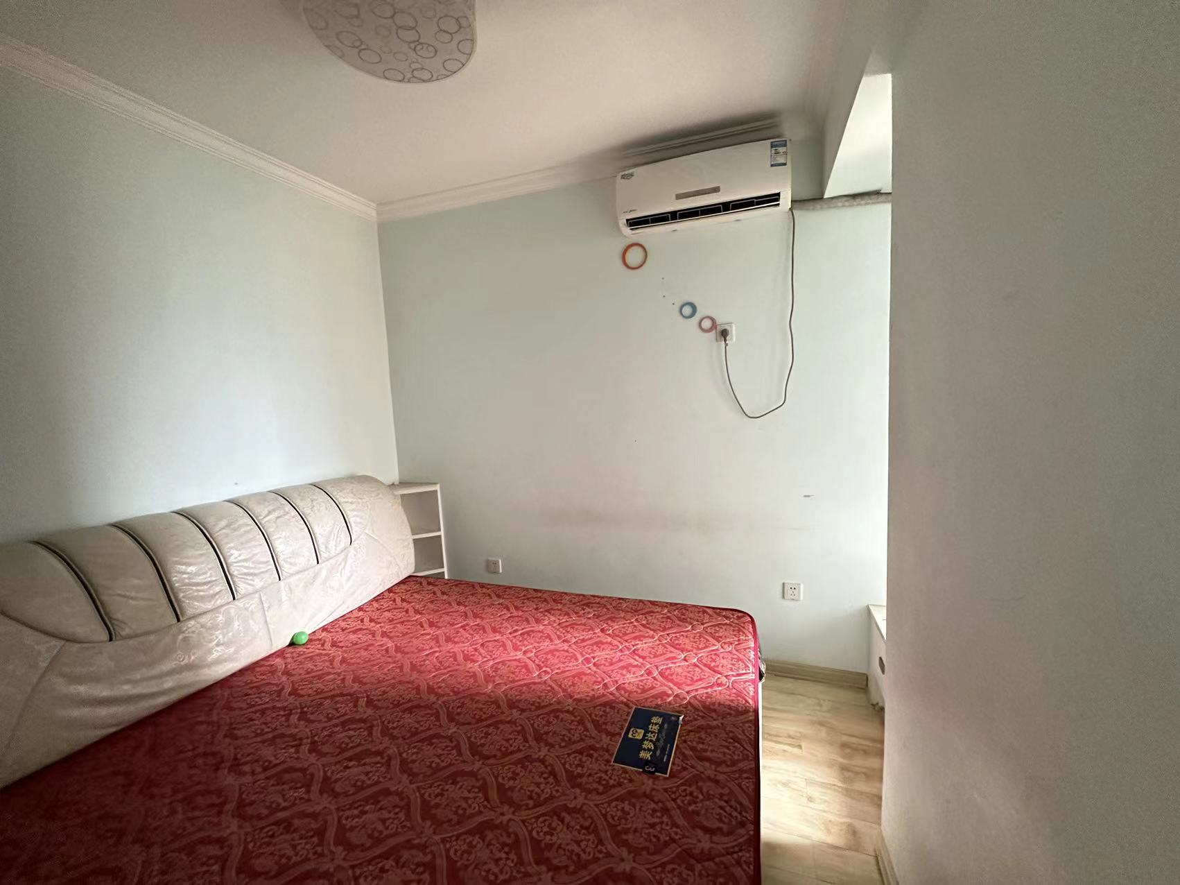 欧莱雅郡 3室2厅1卫 2500.0元/月 欧莱雅郡 3室2厅1卫 2500.0元/月室内图