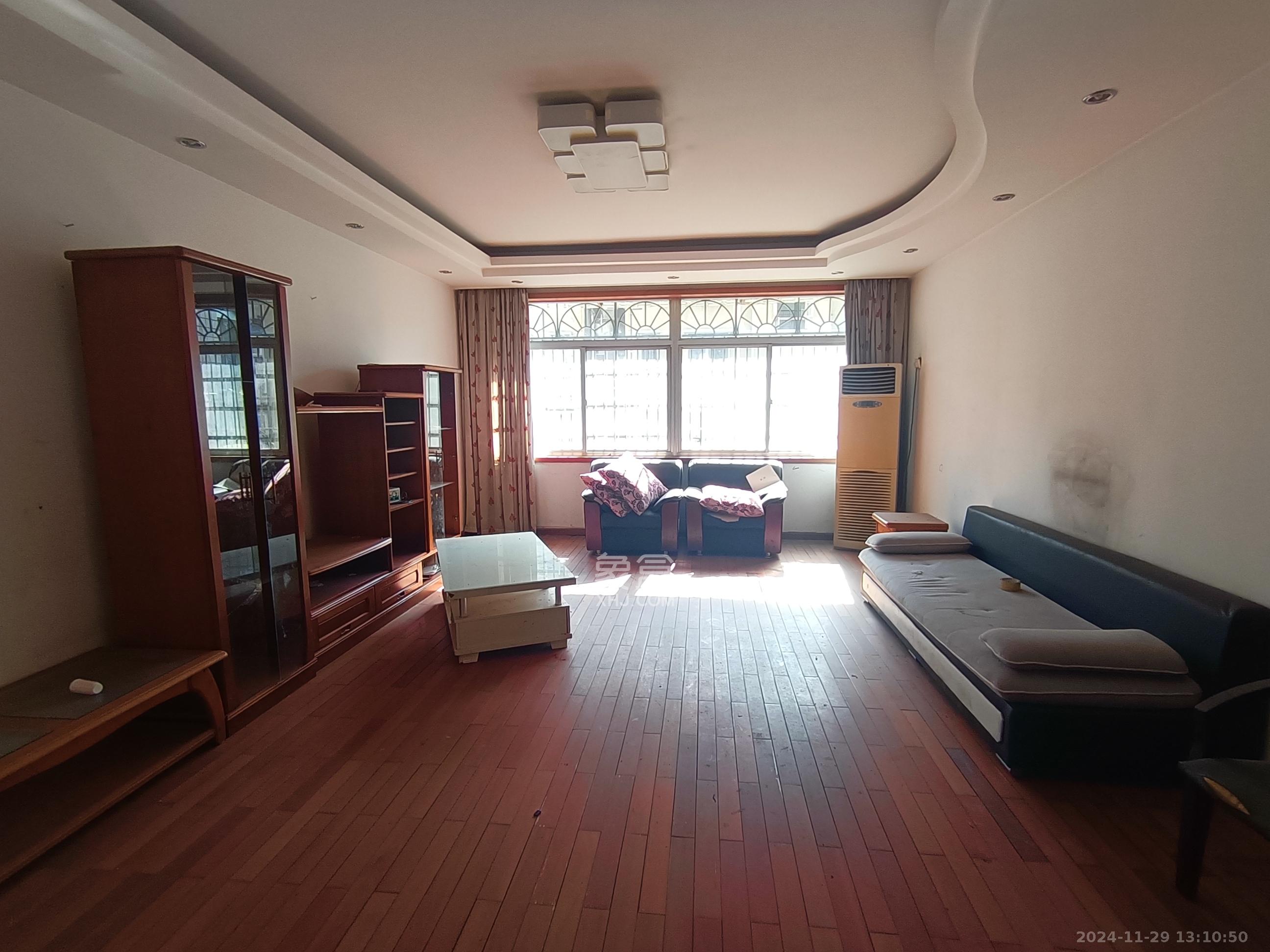 法官公寓 3室2厅2卫 2100.0元/月 法官公寓 3室2厅2卫 2100.0元/月室内图