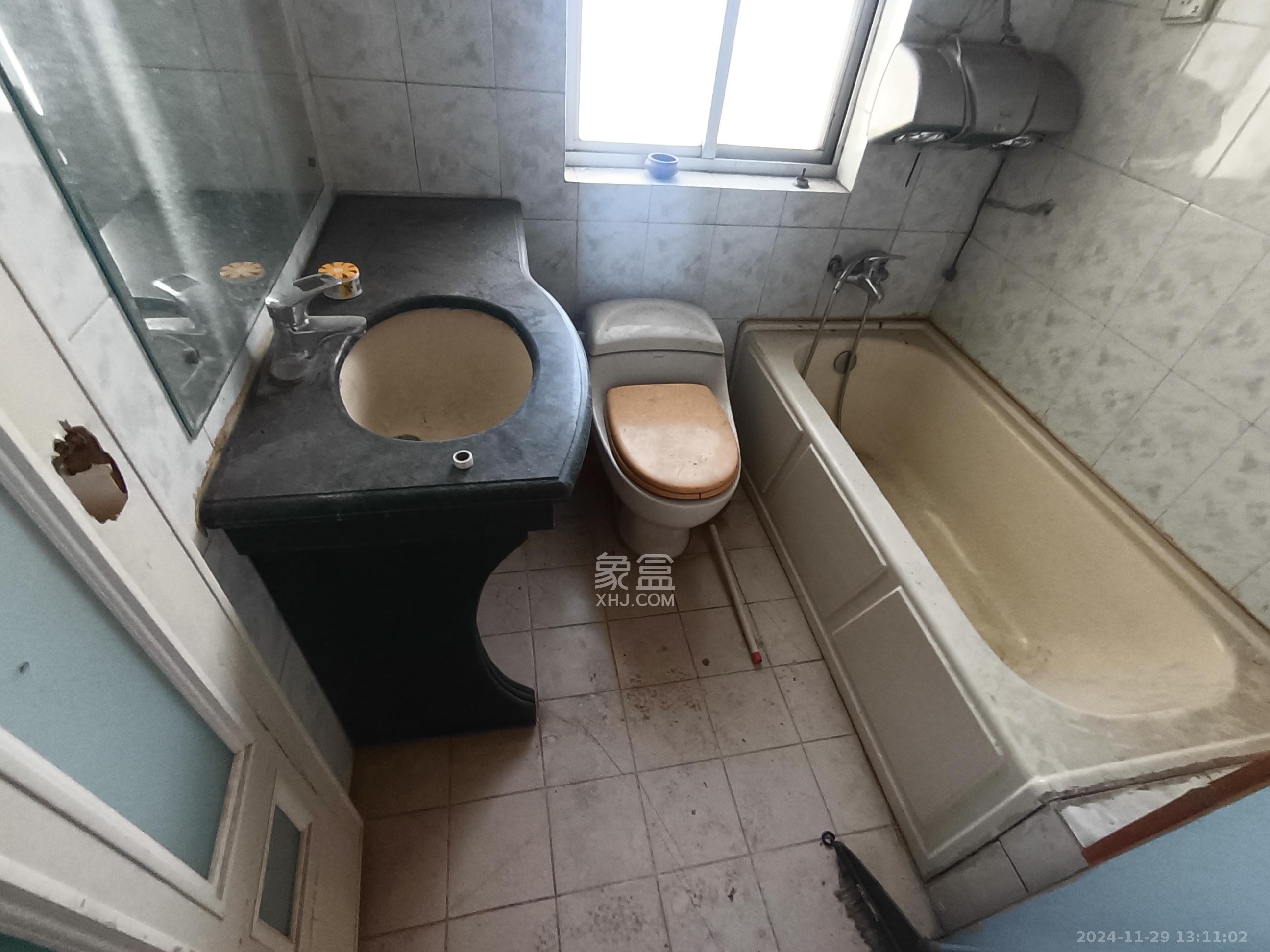 法官公寓 3室2厅2卫 2100.0元/月 法官公寓 3室2厅2卫 2100.0元/月室内图