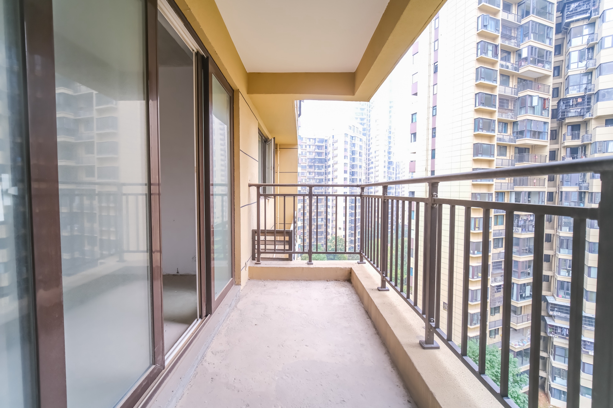 保利香槟国际 4室2厅2卫 85.0万 保利香槟国际 4室2厅2卫 85.0万阳台