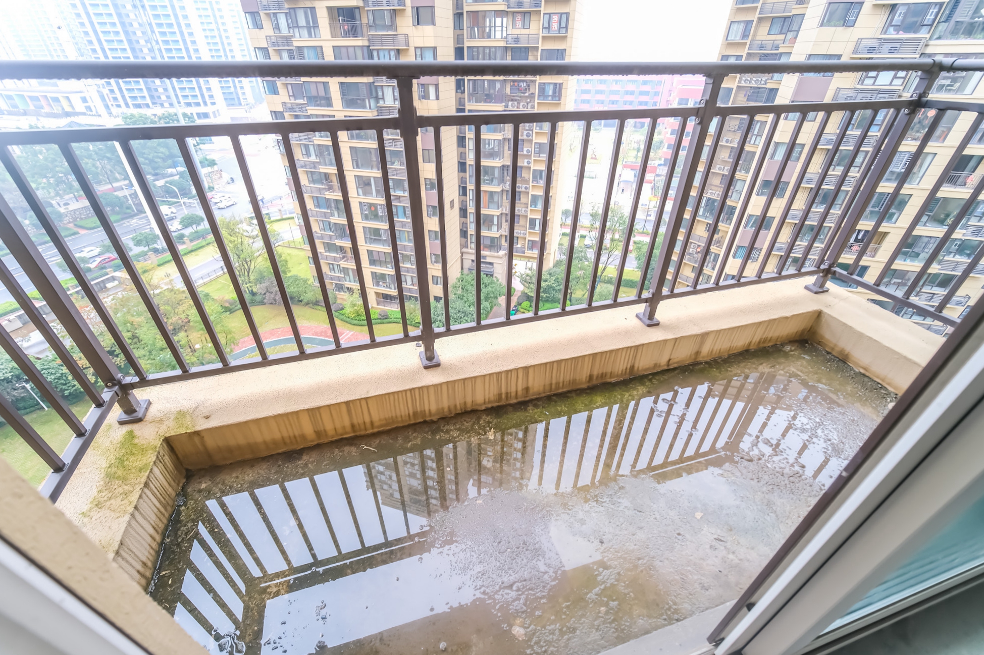 保利香槟国际 4室2厅2卫 85.0万 保利香槟国际 4室2厅2卫 85.0万阳台