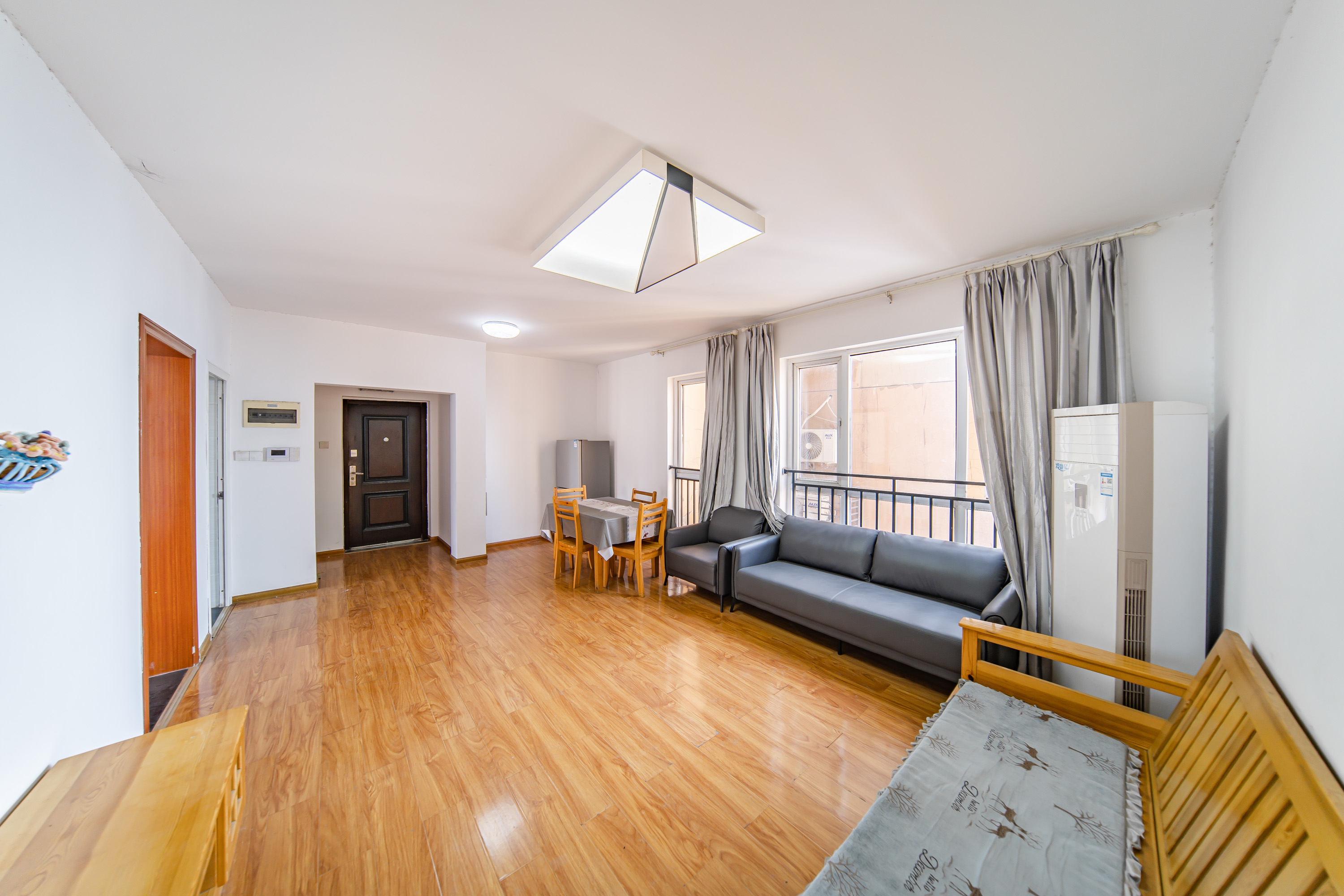 COCO蜜城  3室2厅1卫    76.0万客厅