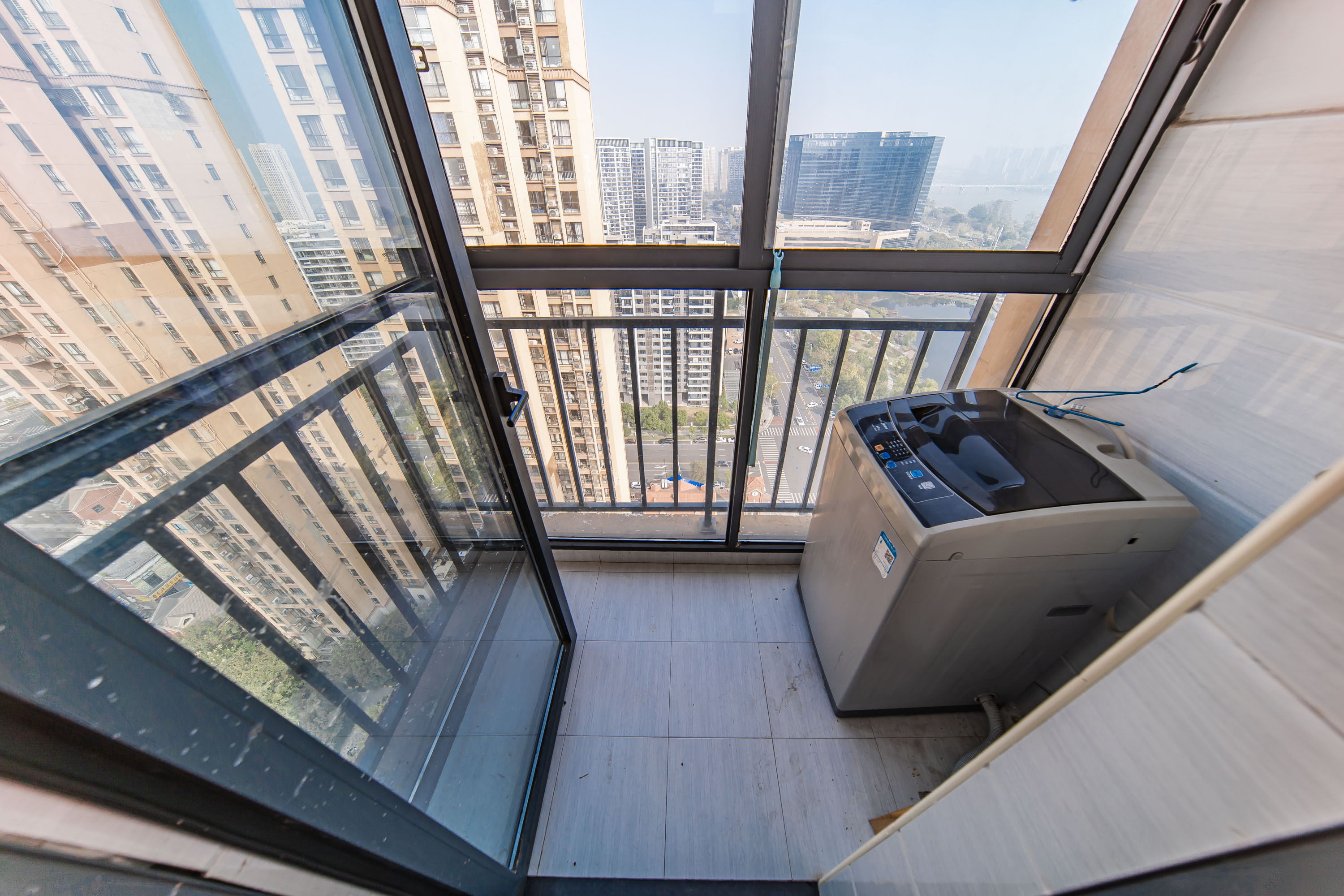 COCO蜜城  3室2厅1卫    76.0万阳台