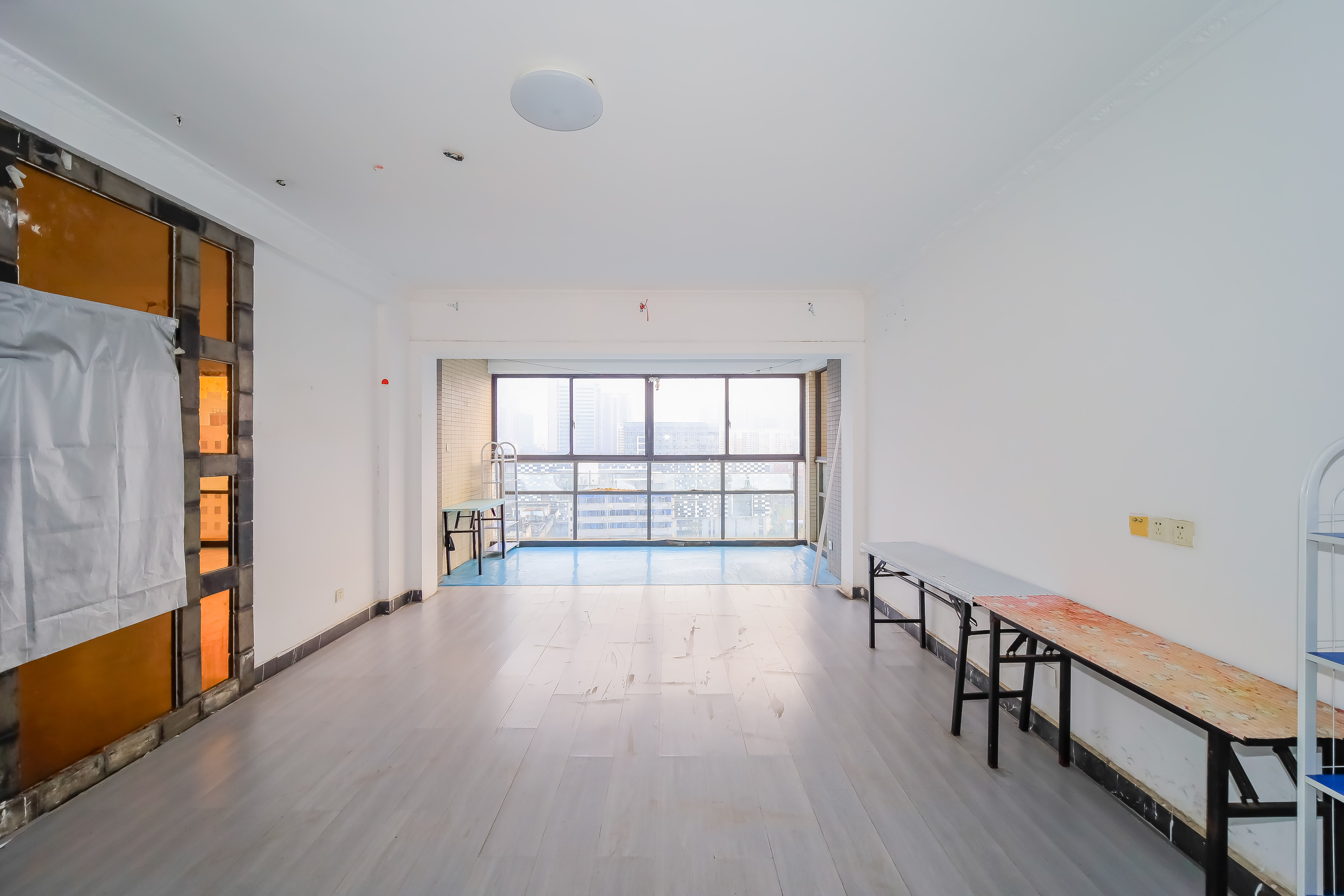 建鸿达华都(华都小户型及大华写字楼) 4室2厅2卫 228.0万 建鸿达华都(华都小户型及大华写字楼) 4室2厅2卫 228.0万客厅