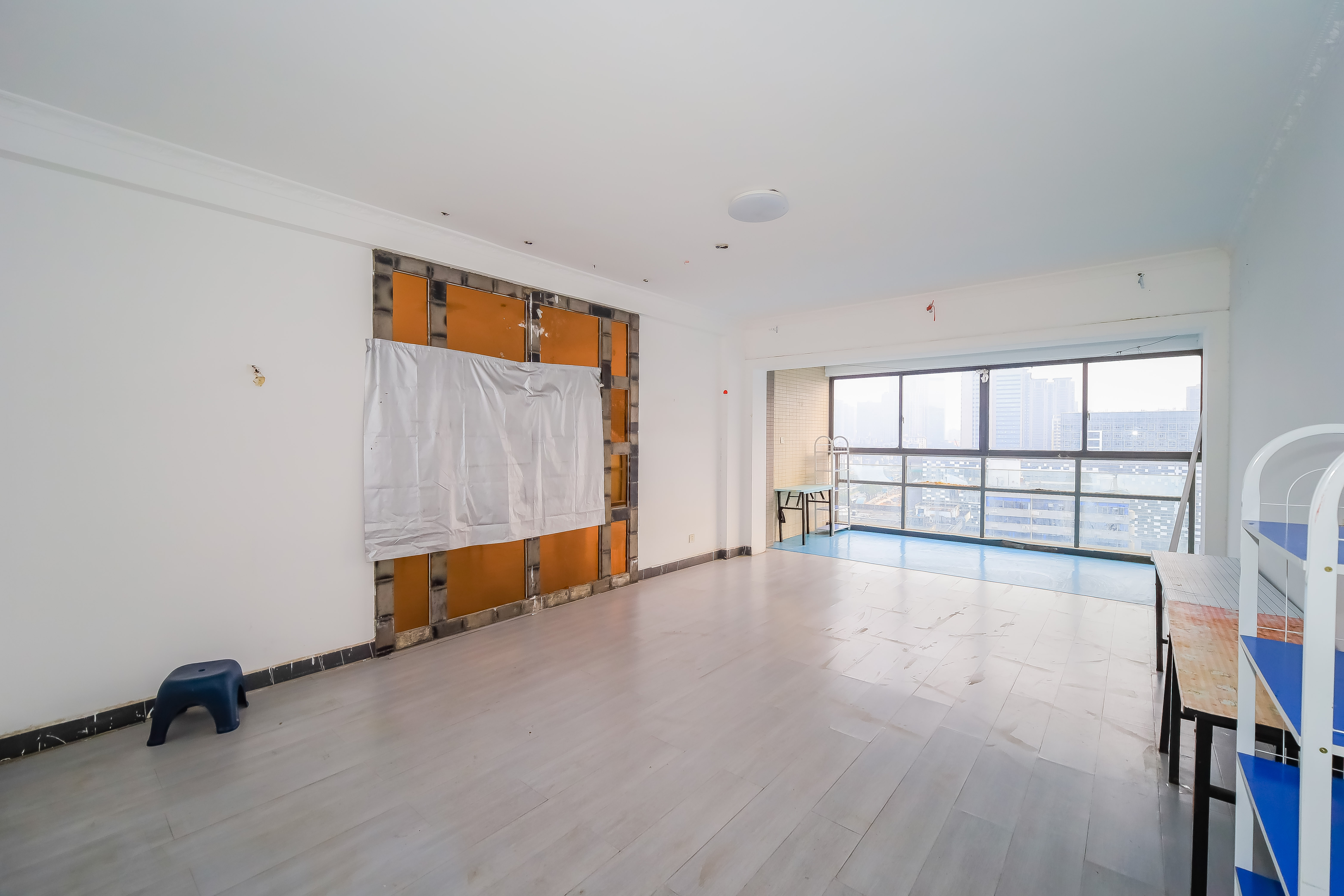 建鸿达华都(华都小户型及大华写字楼) 4室2厅2卫 228.0万 建鸿达华都(华都小户型及大华写字楼) 4室2厅2卫 228.0万客厅