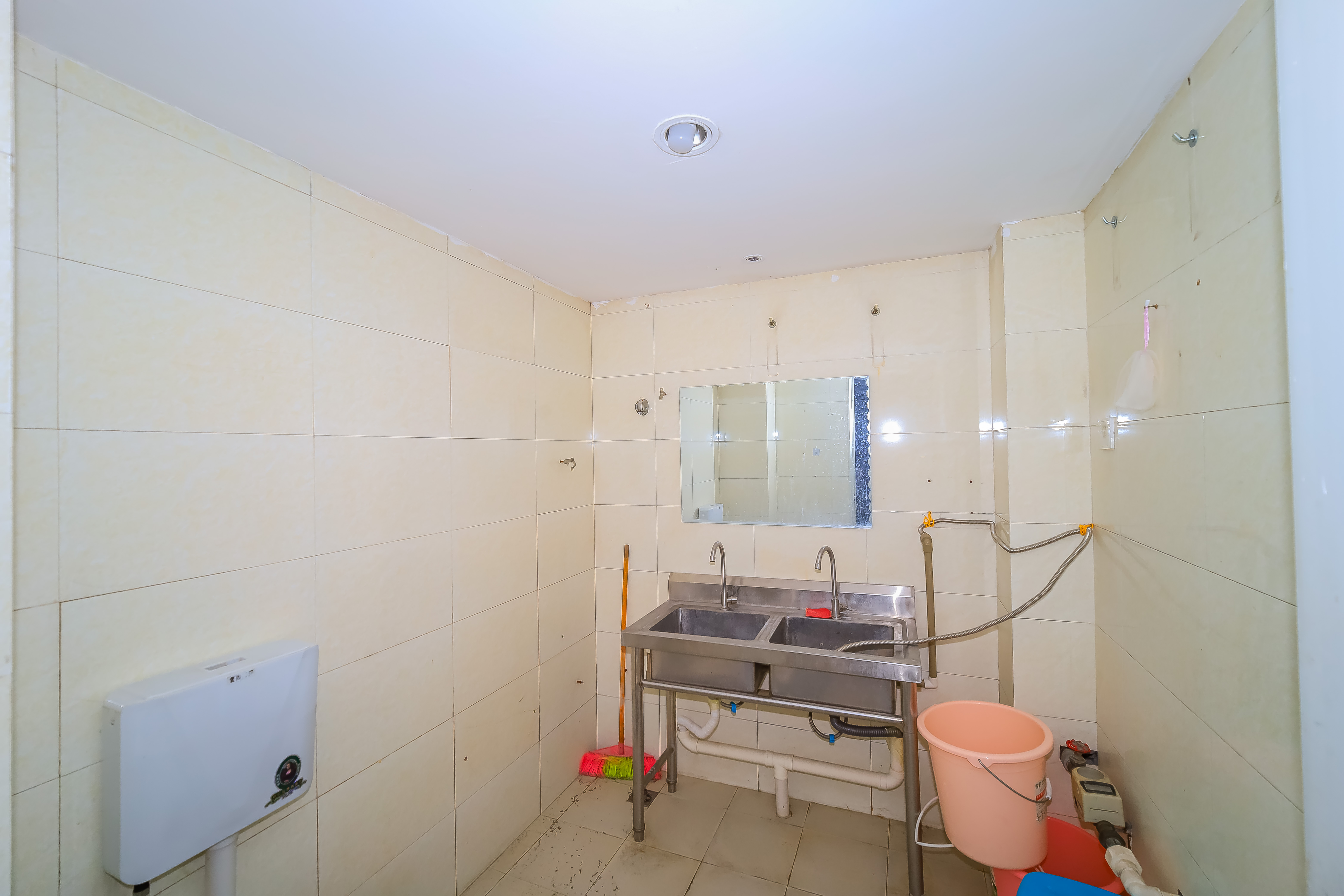 建鸿达华都(华都小户型及大华写字楼) 4室2厅2卫 228.0万 建鸿达华都(华都小户型及大华写字楼) 4室2厅2卫 228.0万卫生间