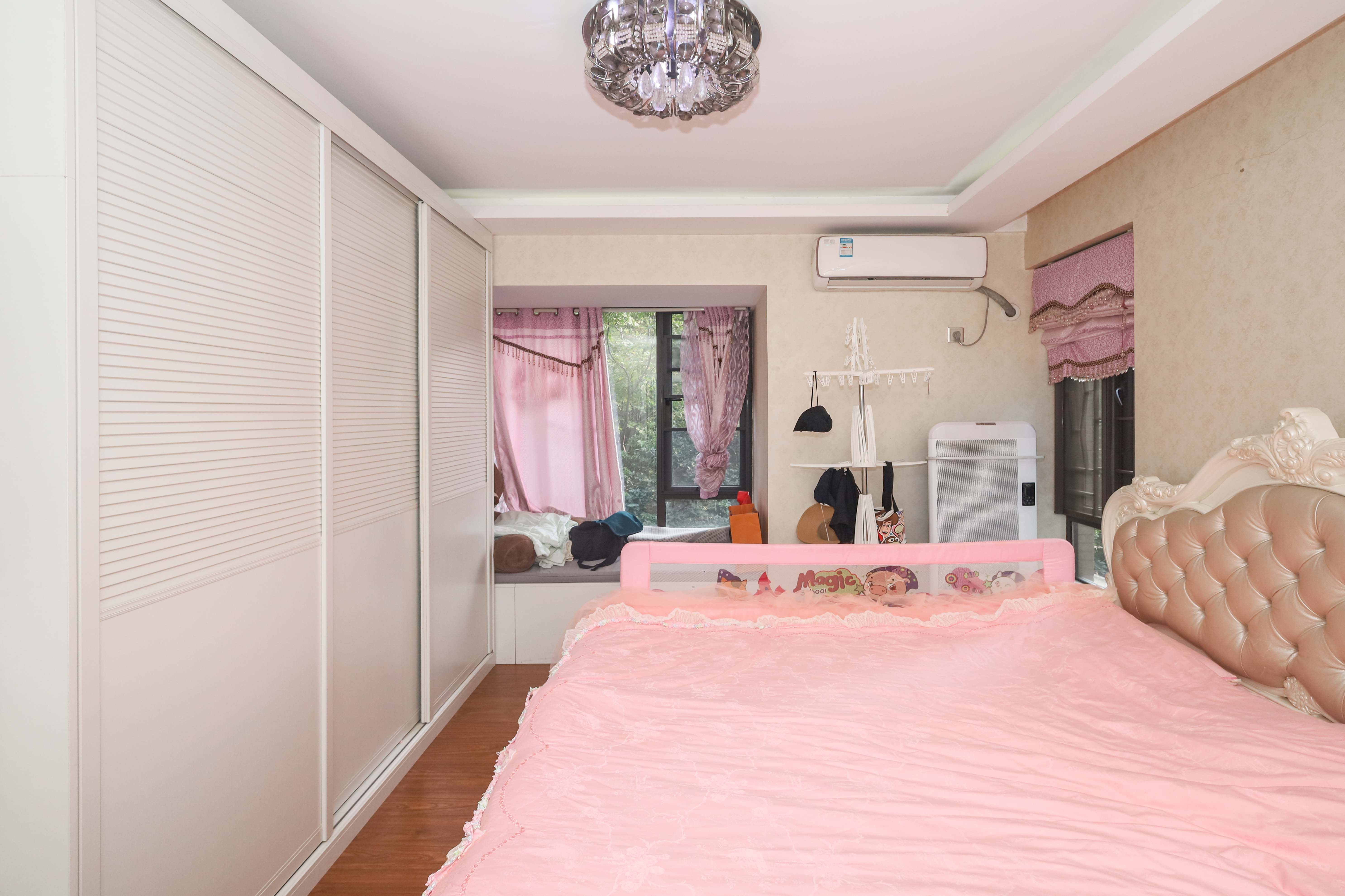 保利麓谷林语F区 4室2厅2卫 95.0万 保利麓谷林语F区 4室2厅2卫 95.0万卧室