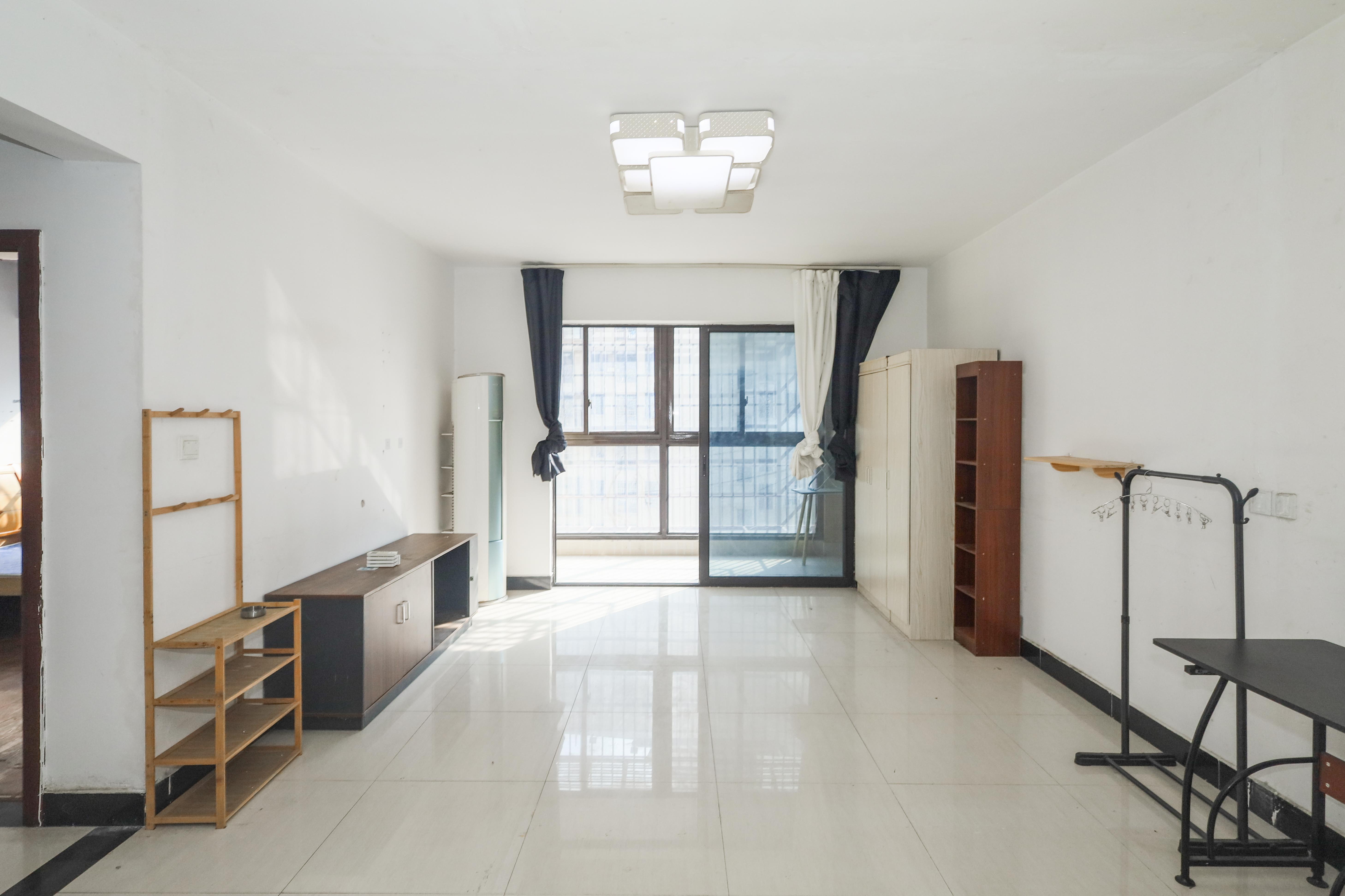 保利麓谷林语E区  4室2厅1卫    96.0万 保利麓谷林语E区  4室2厅1卫    96.0万客厅