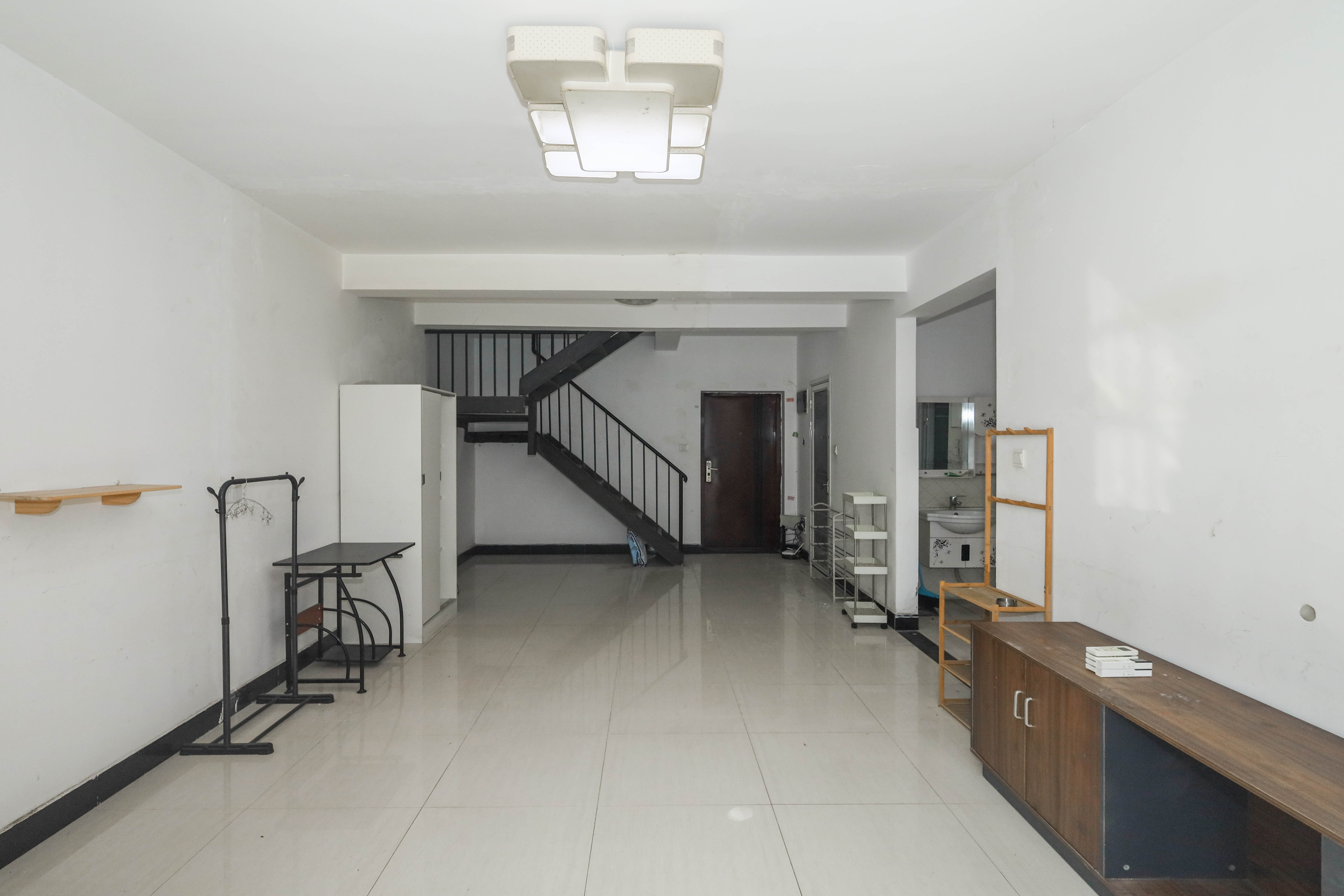 保利麓谷林语E区  4室2厅1卫    96.0万 保利麓谷林语E区  4室2厅1卫    96.0万客厅