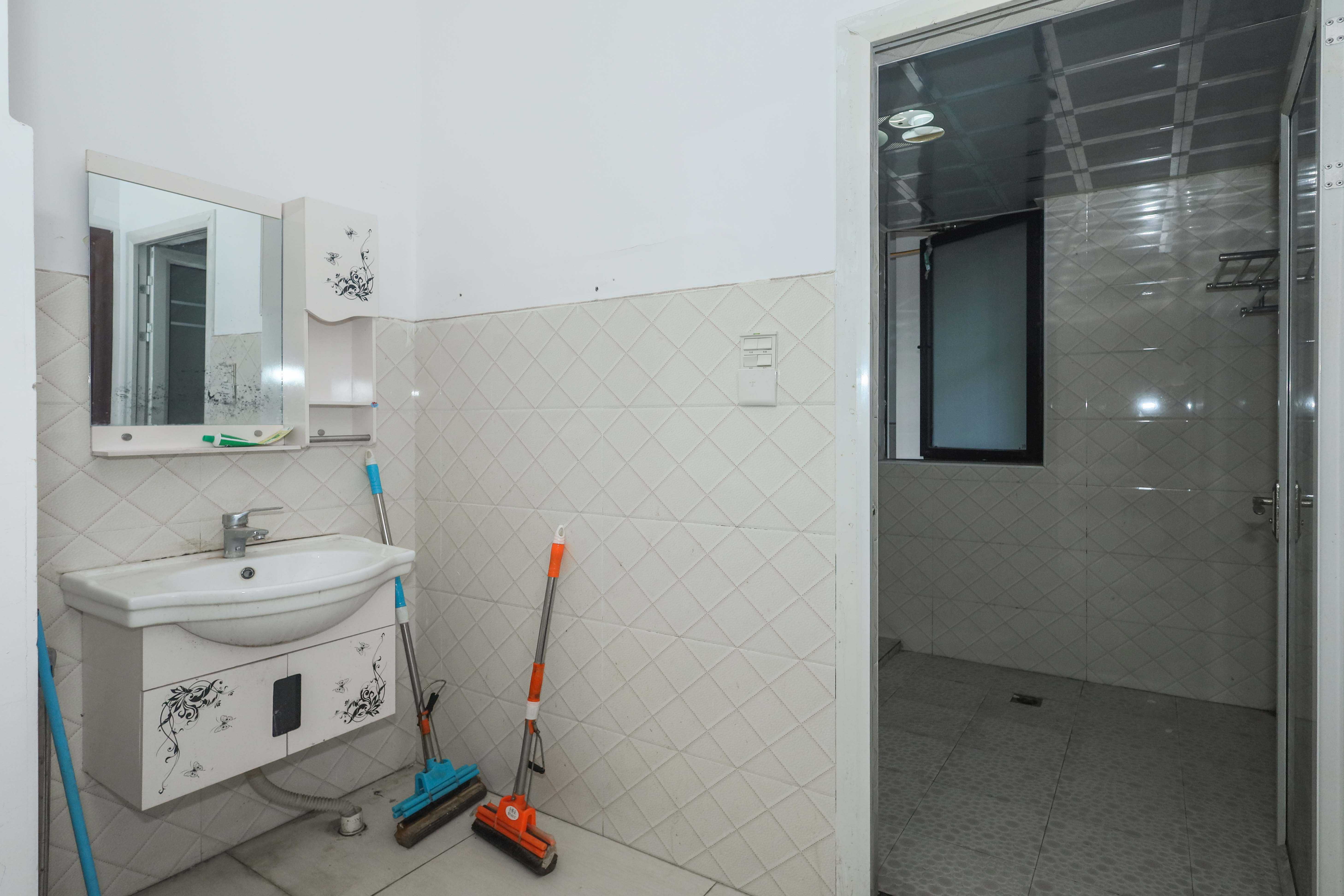 保利麓谷林语E区  4室2厅1卫    96.0万 保利麓谷林语E区  4室2厅1卫    96.0万卫生间