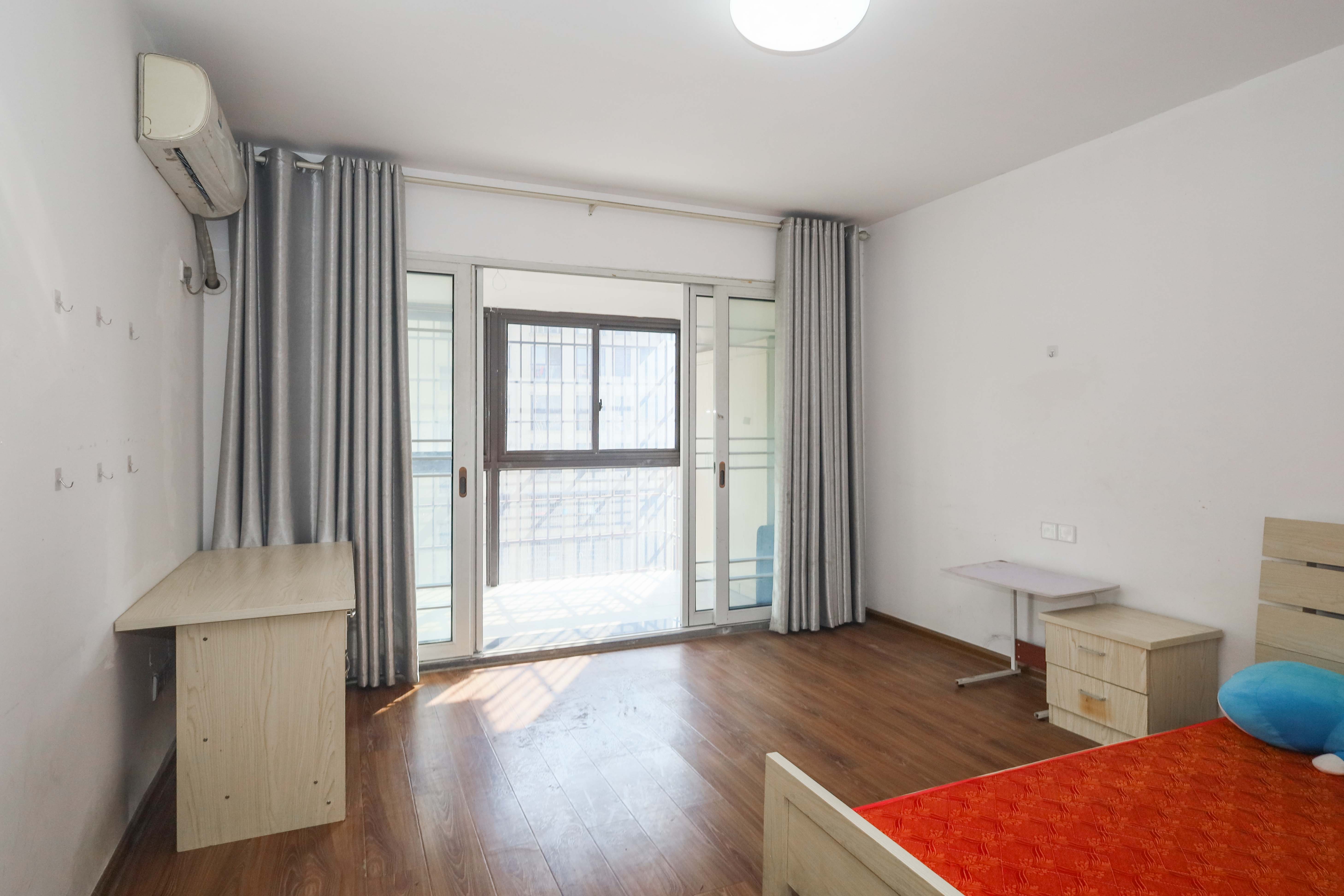 保利麓谷林语E区  4室2厅1卫    96.0万 保利麓谷林语E区  4室2厅1卫    96.0万卧室