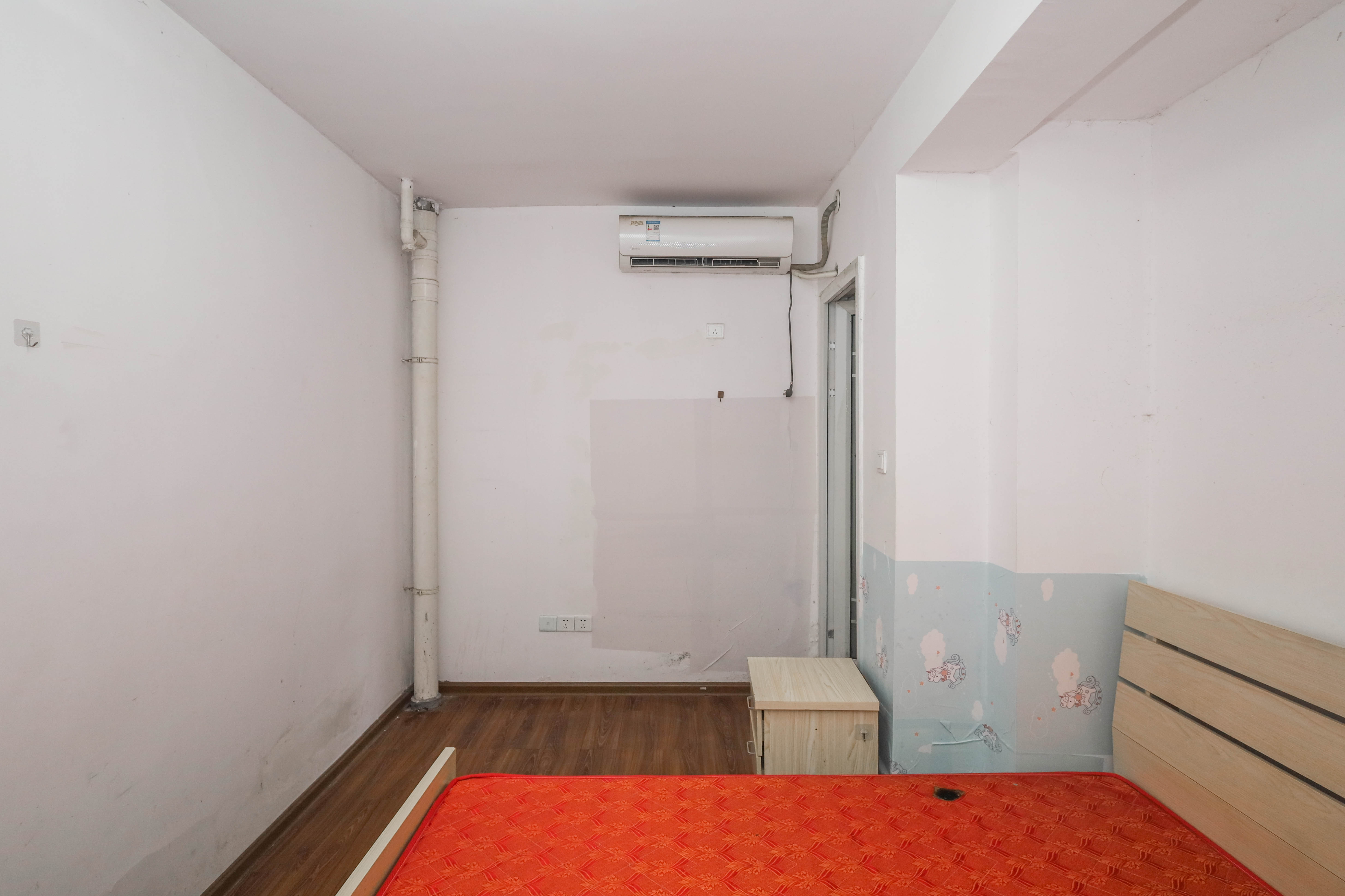 保利麓谷林语E区  4室2厅1卫    96.0万 保利麓谷林语E区  4室2厅1卫    96.0万卧室